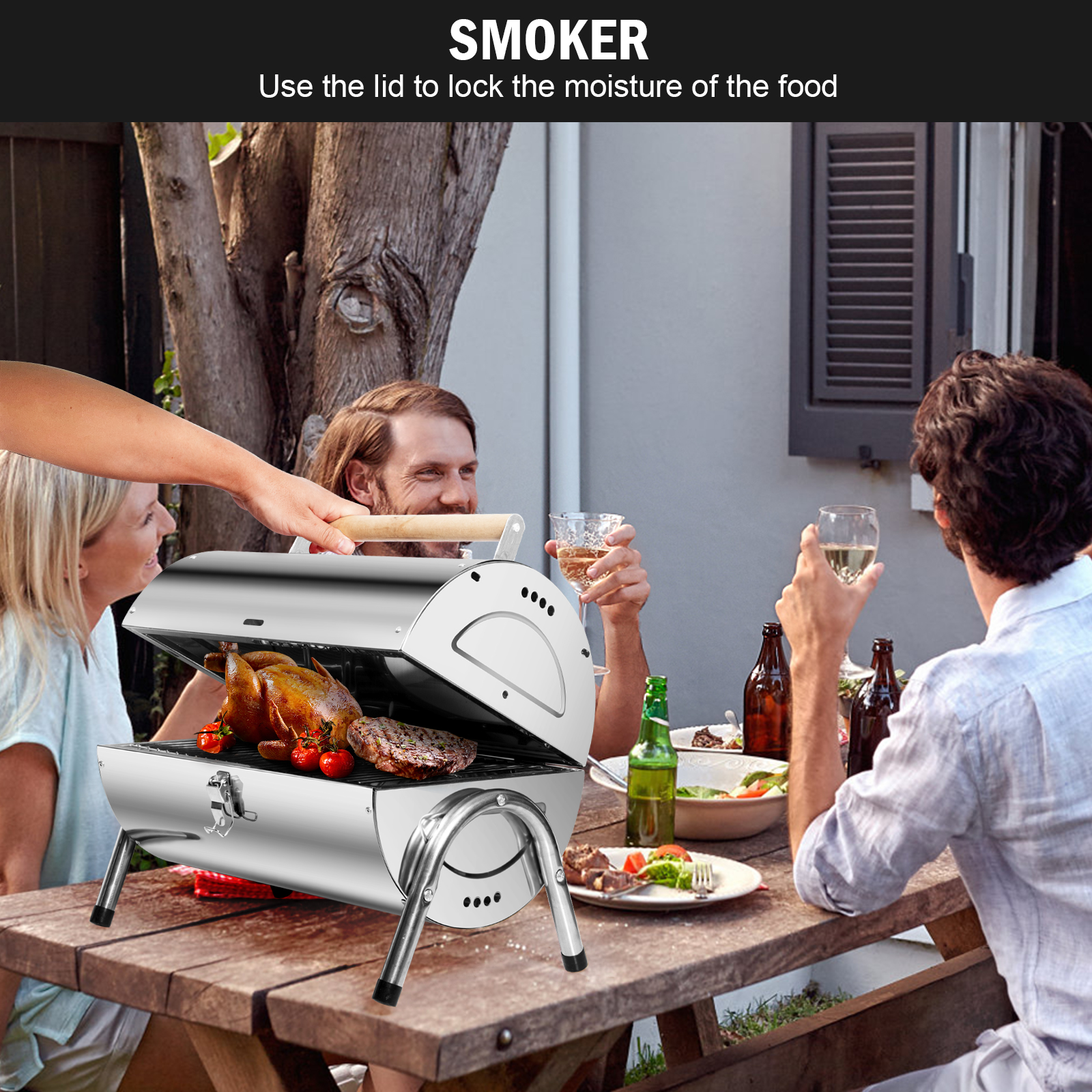 Leute genießen ein Barbecue. Eine Person legt Essen auf einen silbernen Smoker-Grill.
