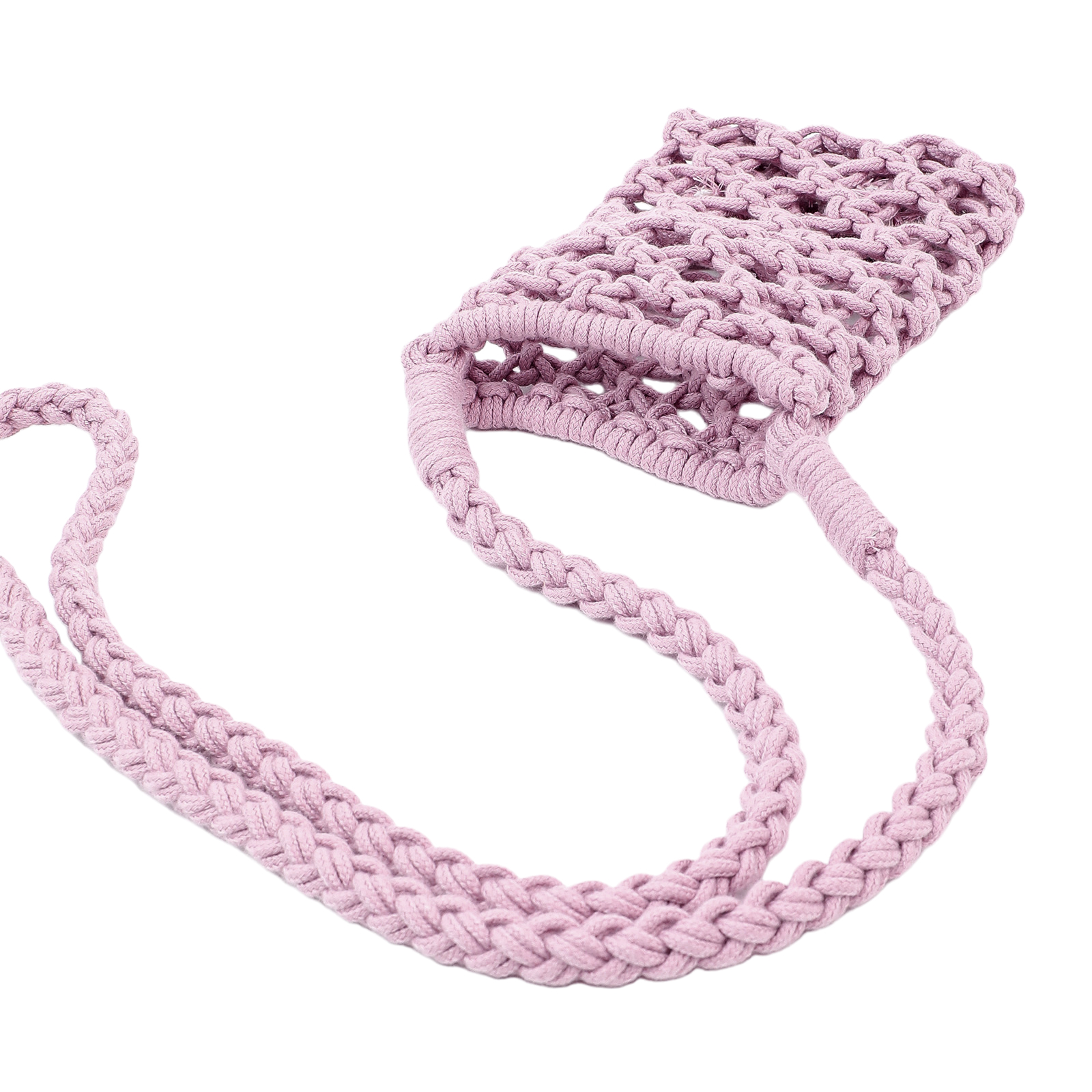Borsa rosa all'uncinetto con tracolla intrecciata su sfondo bianco.