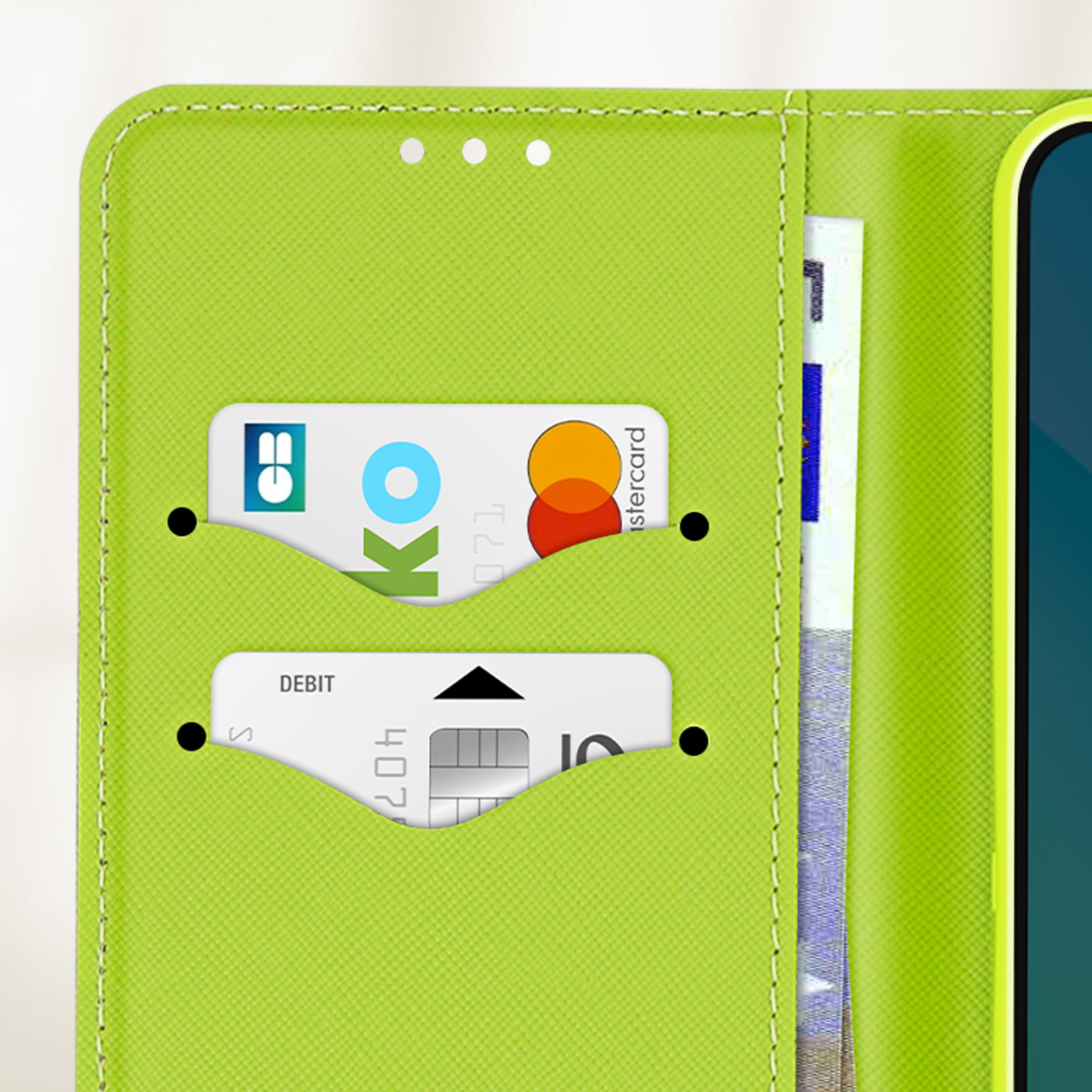 Custodia per telefono verde lime, con telefono con carte e denaro. Le carte hanno loghi e testo.