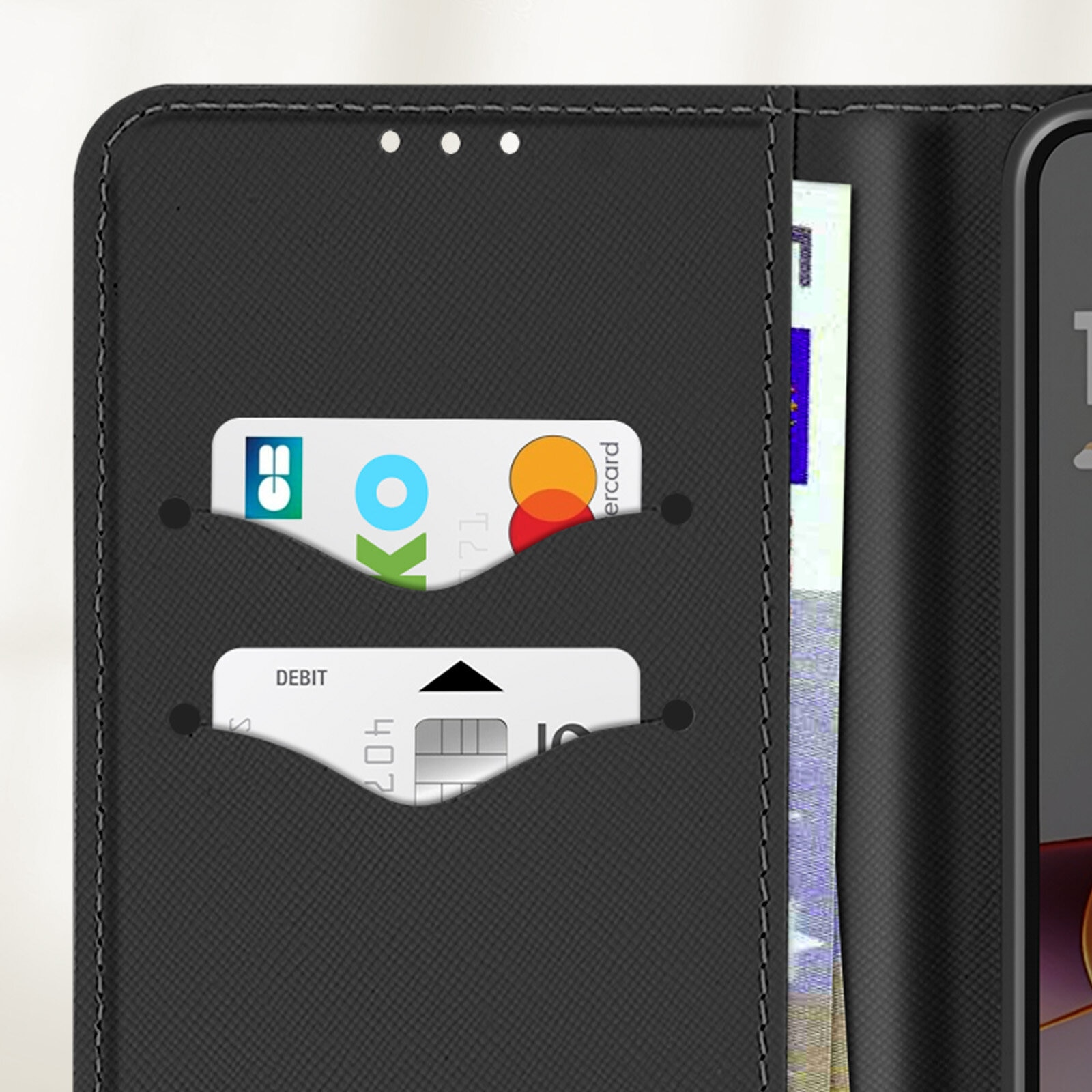 Primo piano di una custodia nera con carte e denaro all'interno. Il telefono non è visibile.