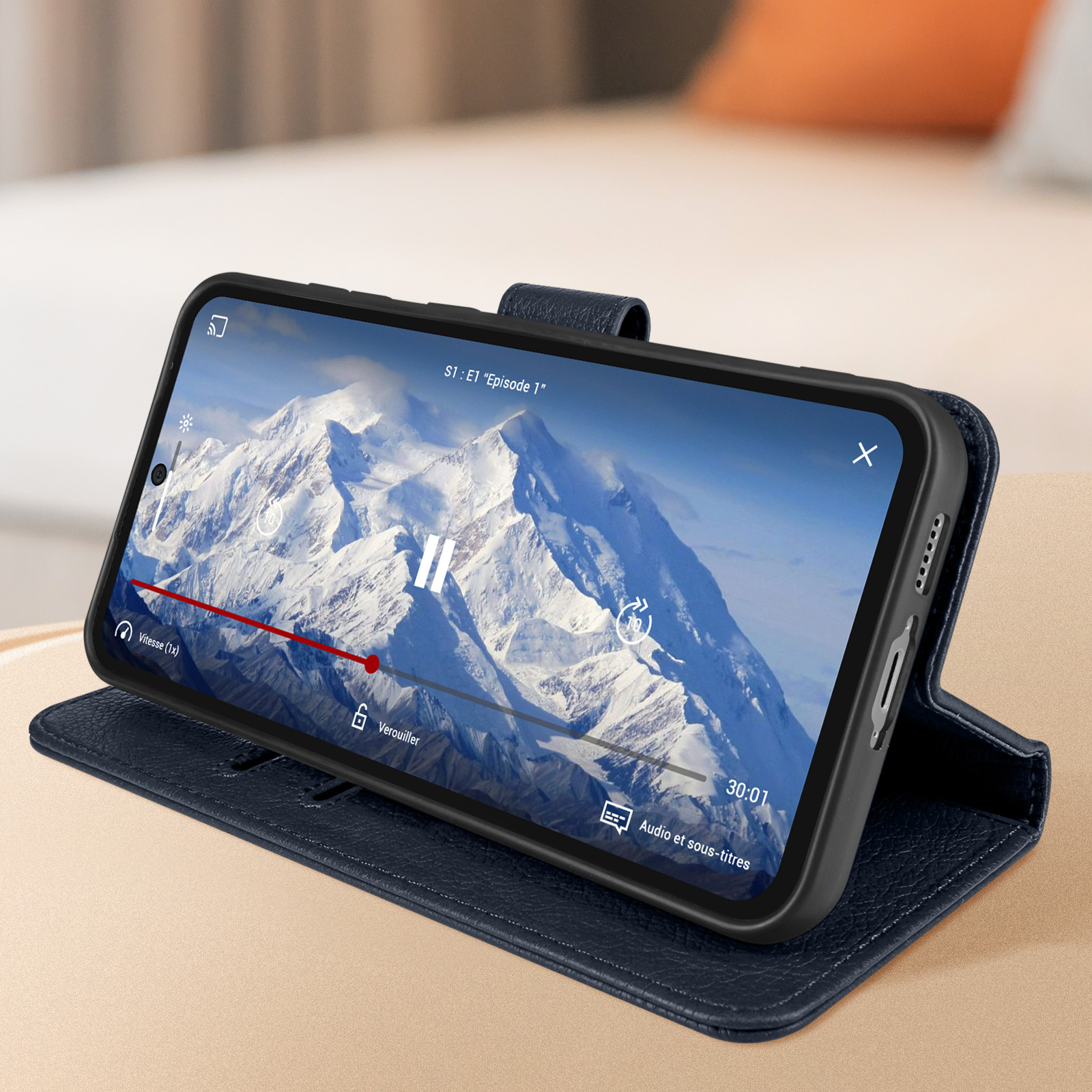 Una custodia per telefono blu navy con un telefono che mostra un video e sottotitoli.