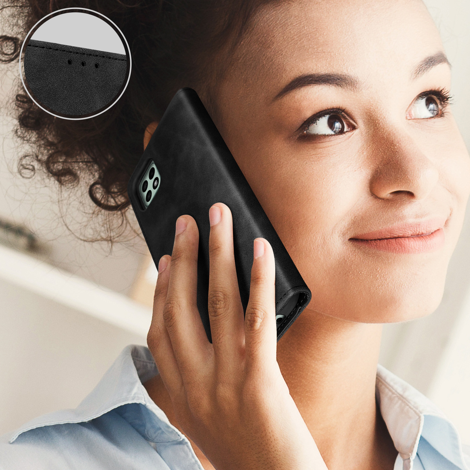 Donna che tiene una custodia nera al suo orecchio. La custodia è sul telefono.