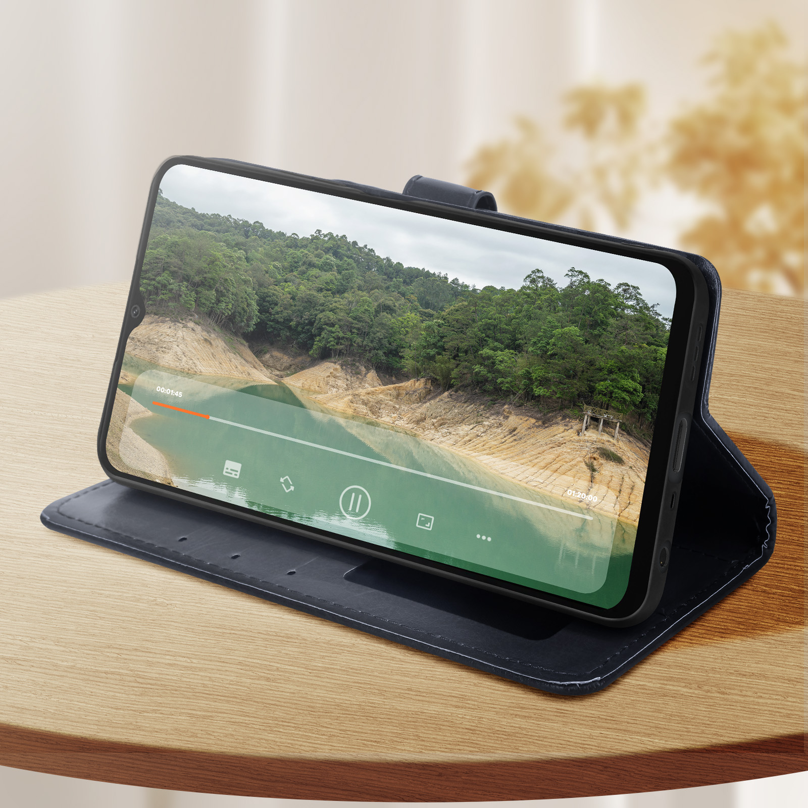 Ein Smartphone in einer blauen Hülle, das eine Seeszene zeigt, liegt auf einer Holzoberfläche.