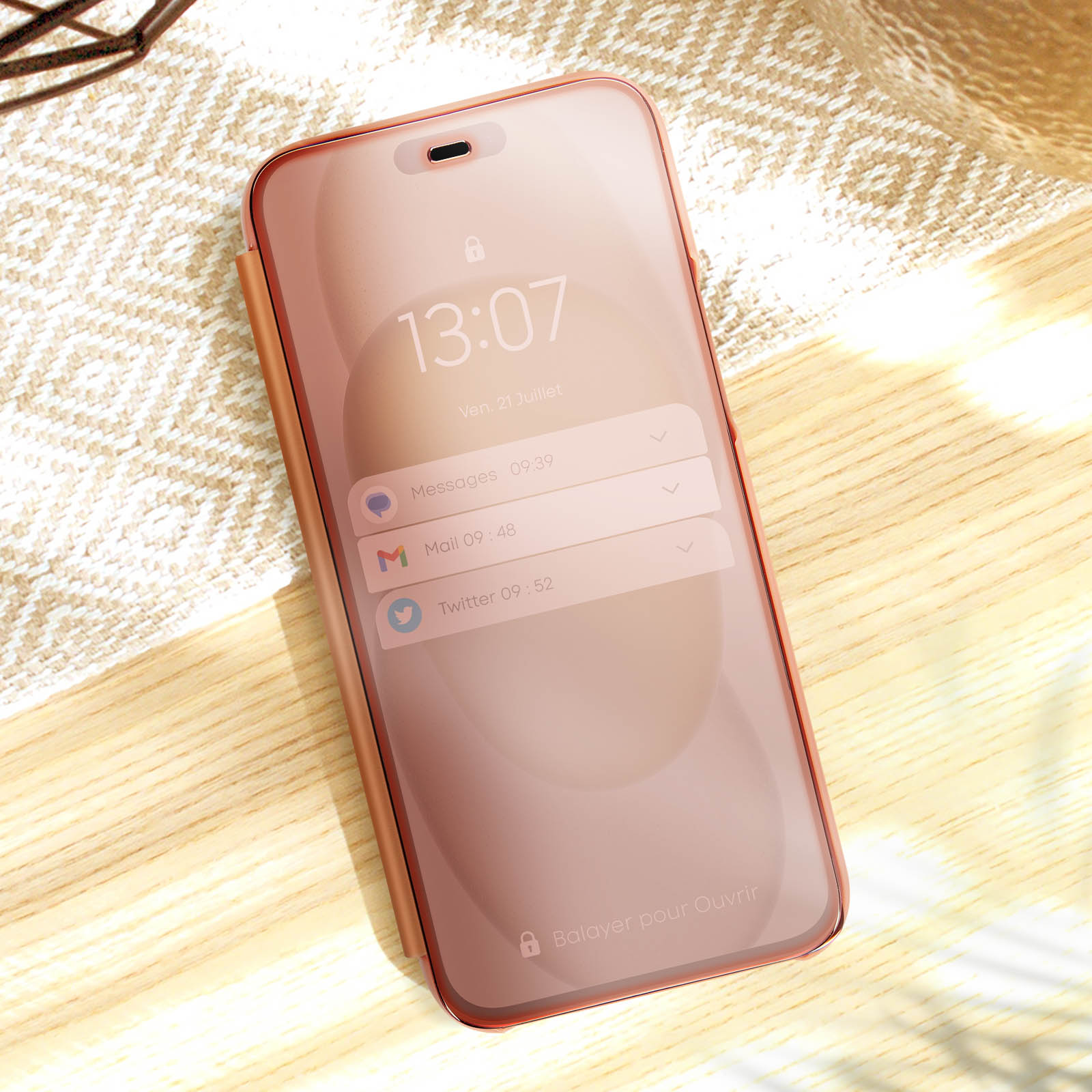 Telefono con custodia rosa mostra la schermata iniziale. Ora 13:07.