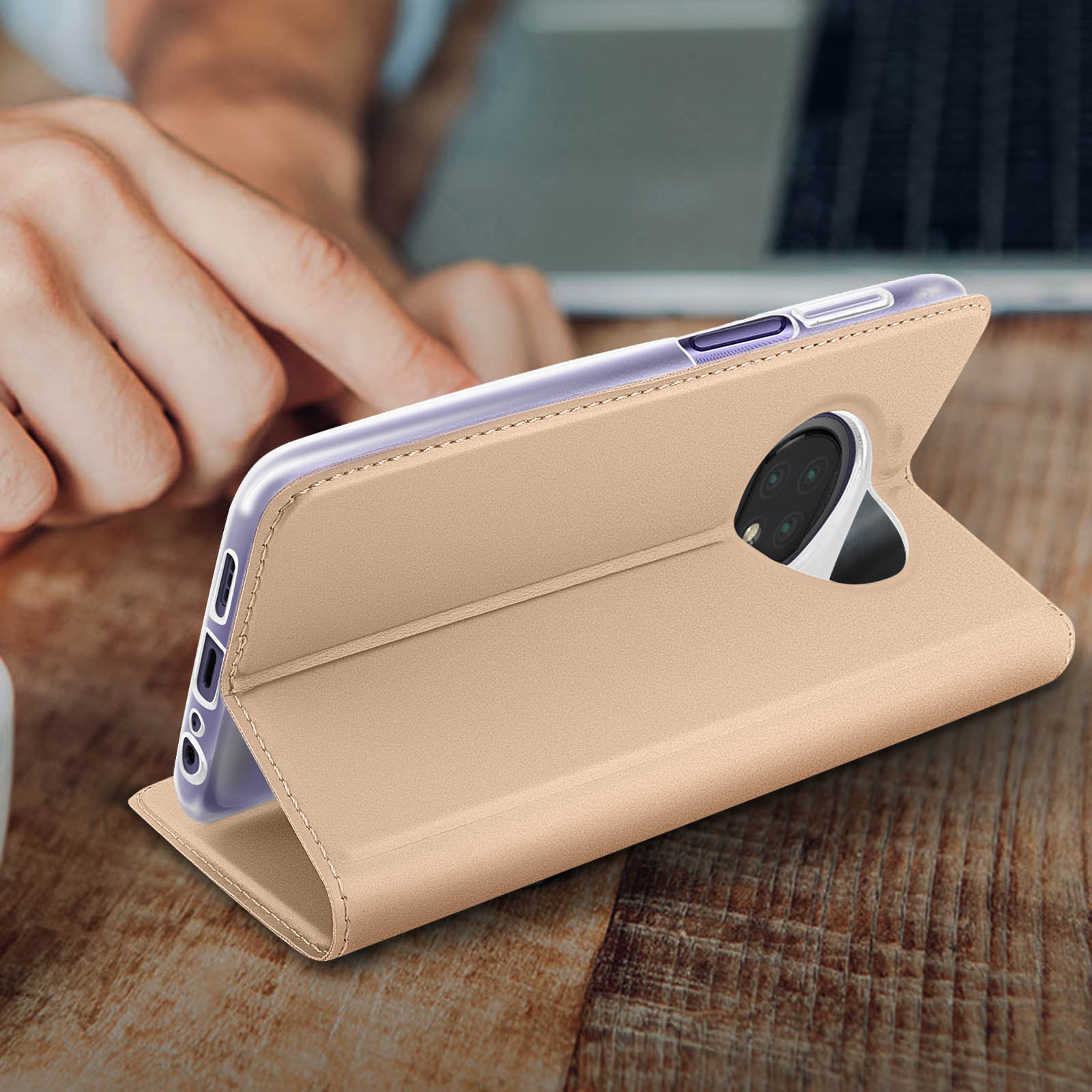 Custodia beige con telefono all'interno. Il telefono è appoggiato su una superficie di legno.