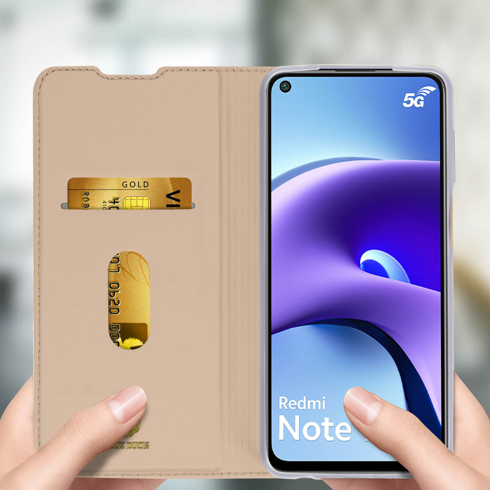Telefono in custodia beige, carta di credito e schermo del telefono visibili. Testo: Redmi Note, 5G.