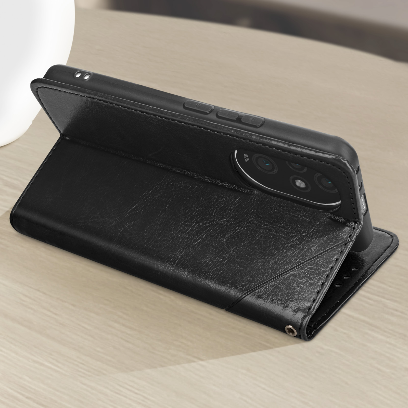 Custodia per telefono in pelle nera aperta su superficie in legno. Telefono all'interno, con fotocamera e pulsanti.