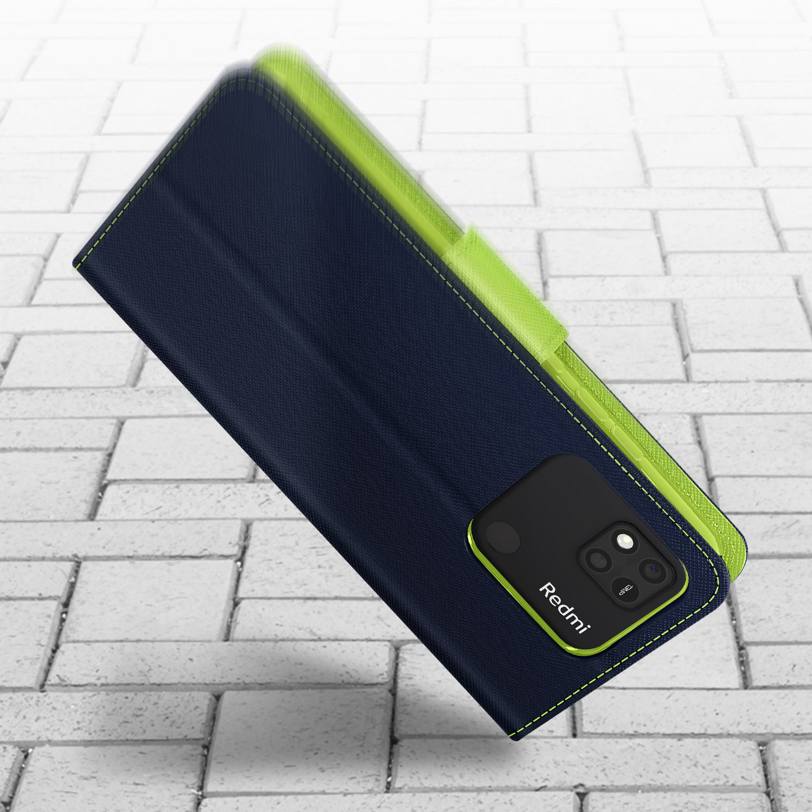 Una custodia per telefono blu navy con accenti verdi. La custodia è aperta su una superficie di mattoni grigi, con il marchio 'Redmi'.