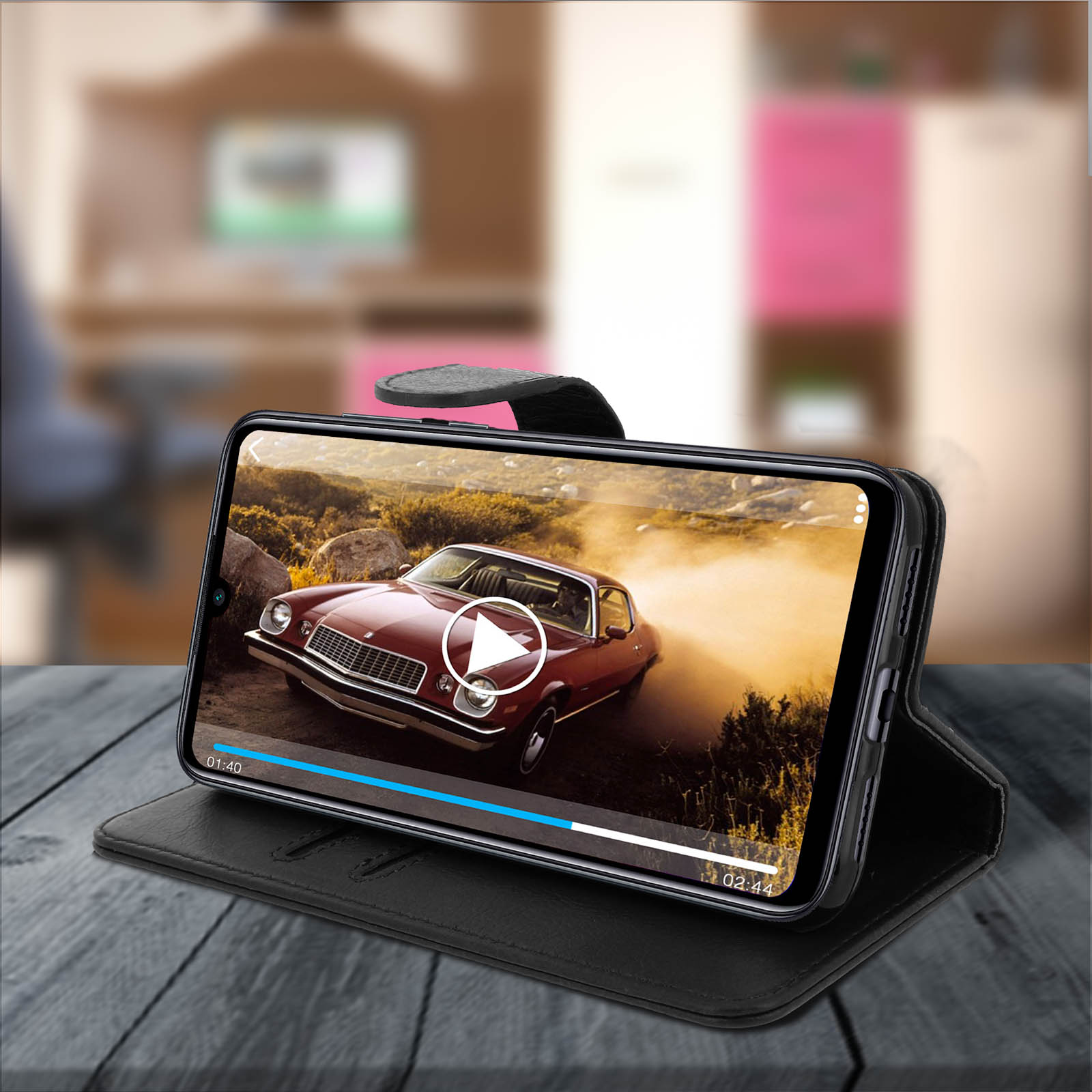 Custodia nera, aperta con telefono che riproduce video. Mostra un'auto classica.