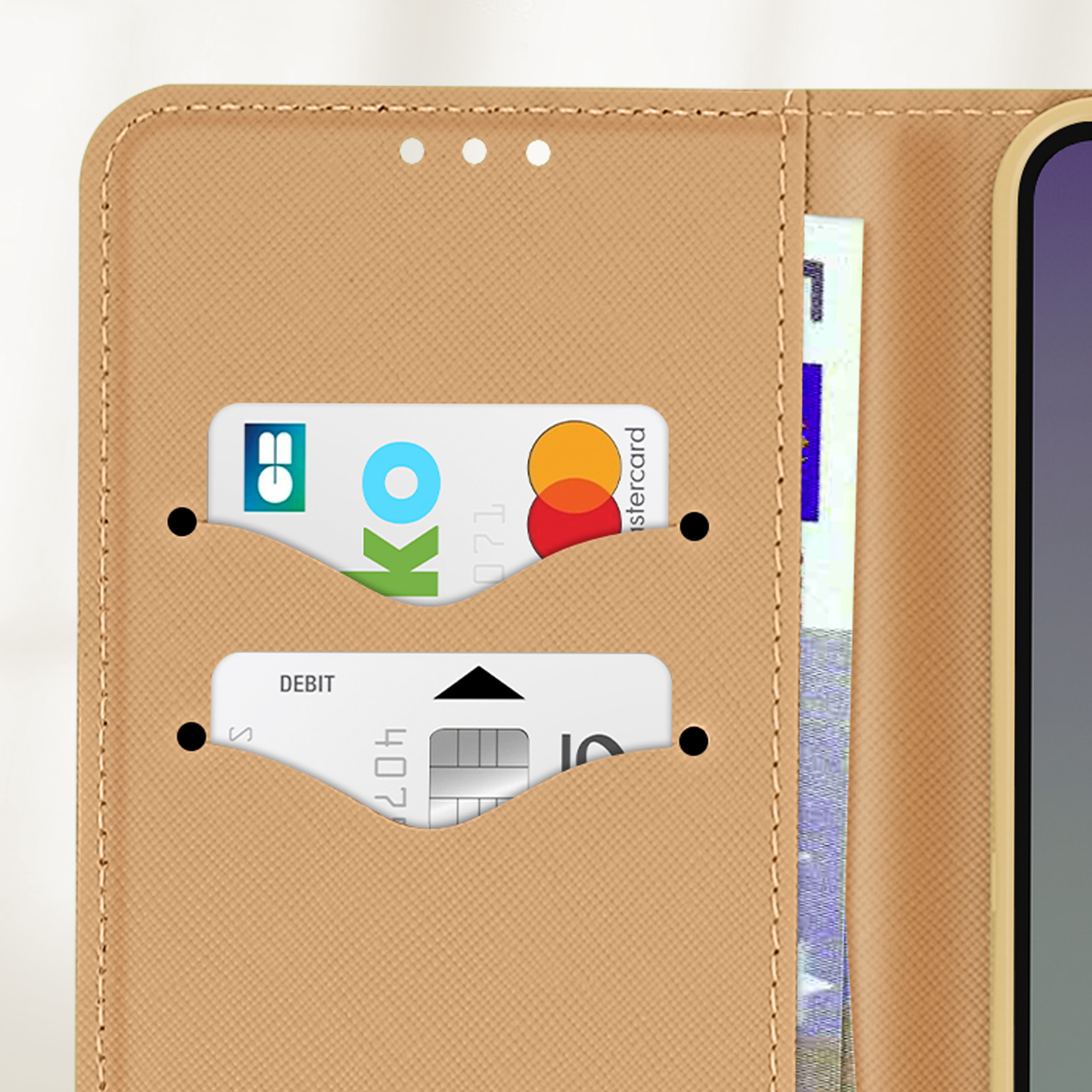 Custodia per telefono aperta con carte di credito negli slot.