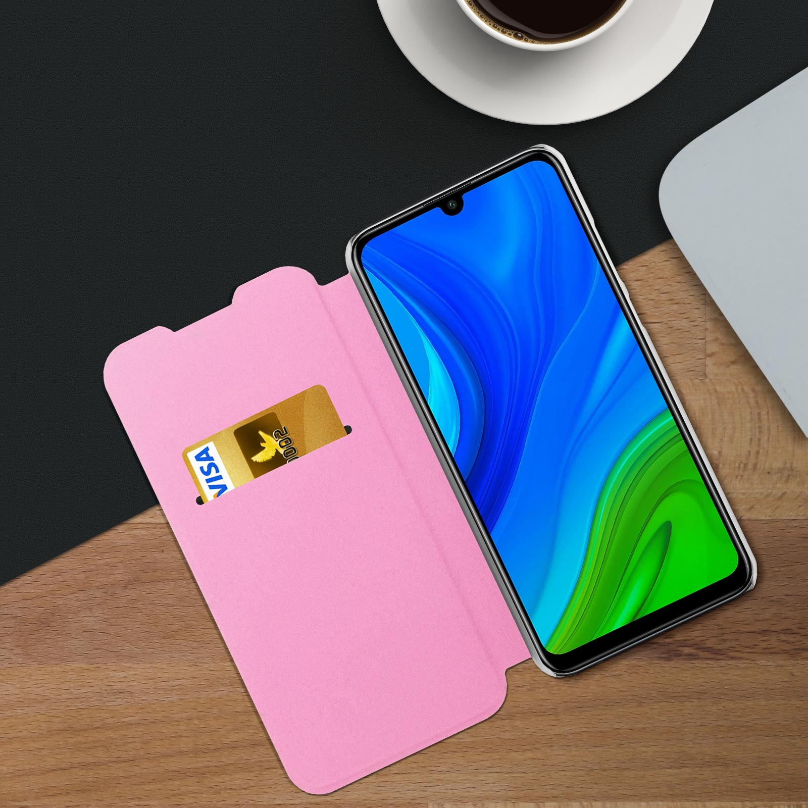 Custodia per telefono rosa con una carta Visa nello slot per carte e uno schermo del telefono che mostra uno sfondo blu.