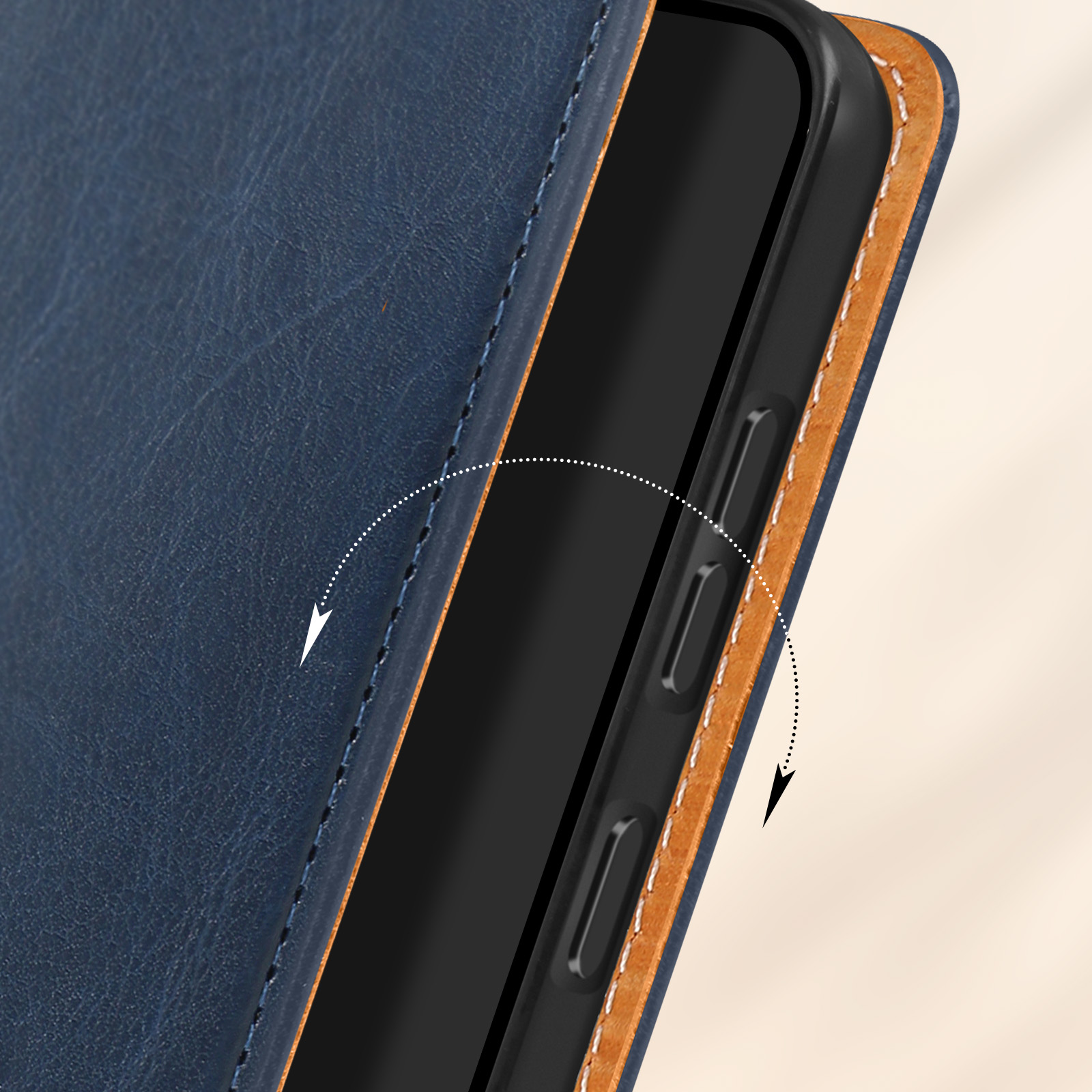 Blaue Handyhülle geöffnet. Ein schwarzes Telefon ist sichtbar, der Koffer ist braun genäht.