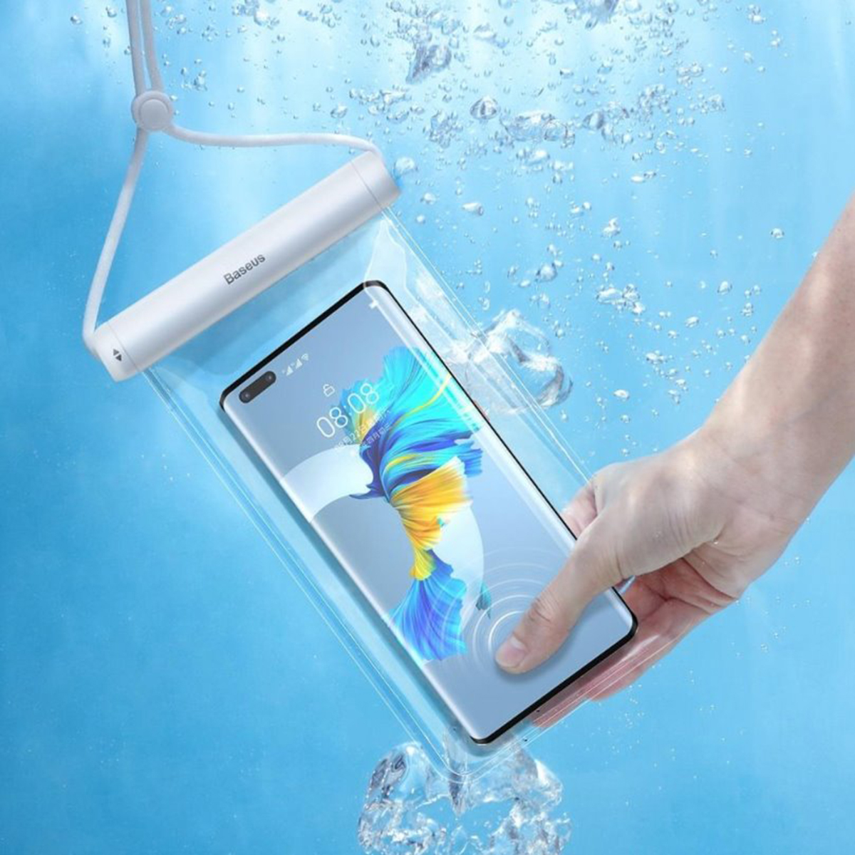 Mano che tiene uno smartphone in una custodia trasparente impermeabile, immerso in acqua blu.
