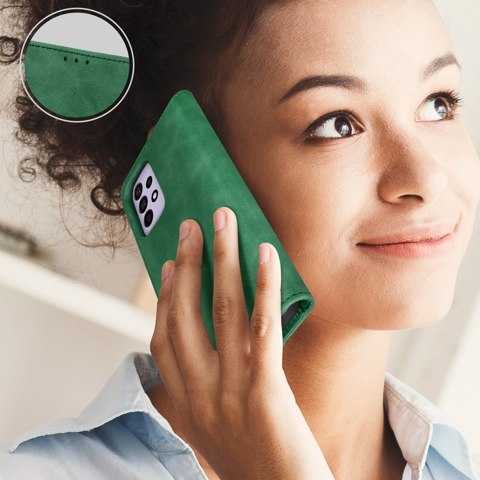 Frau benutzt grüne Handyhülle, hält Telefon ans Ohr.