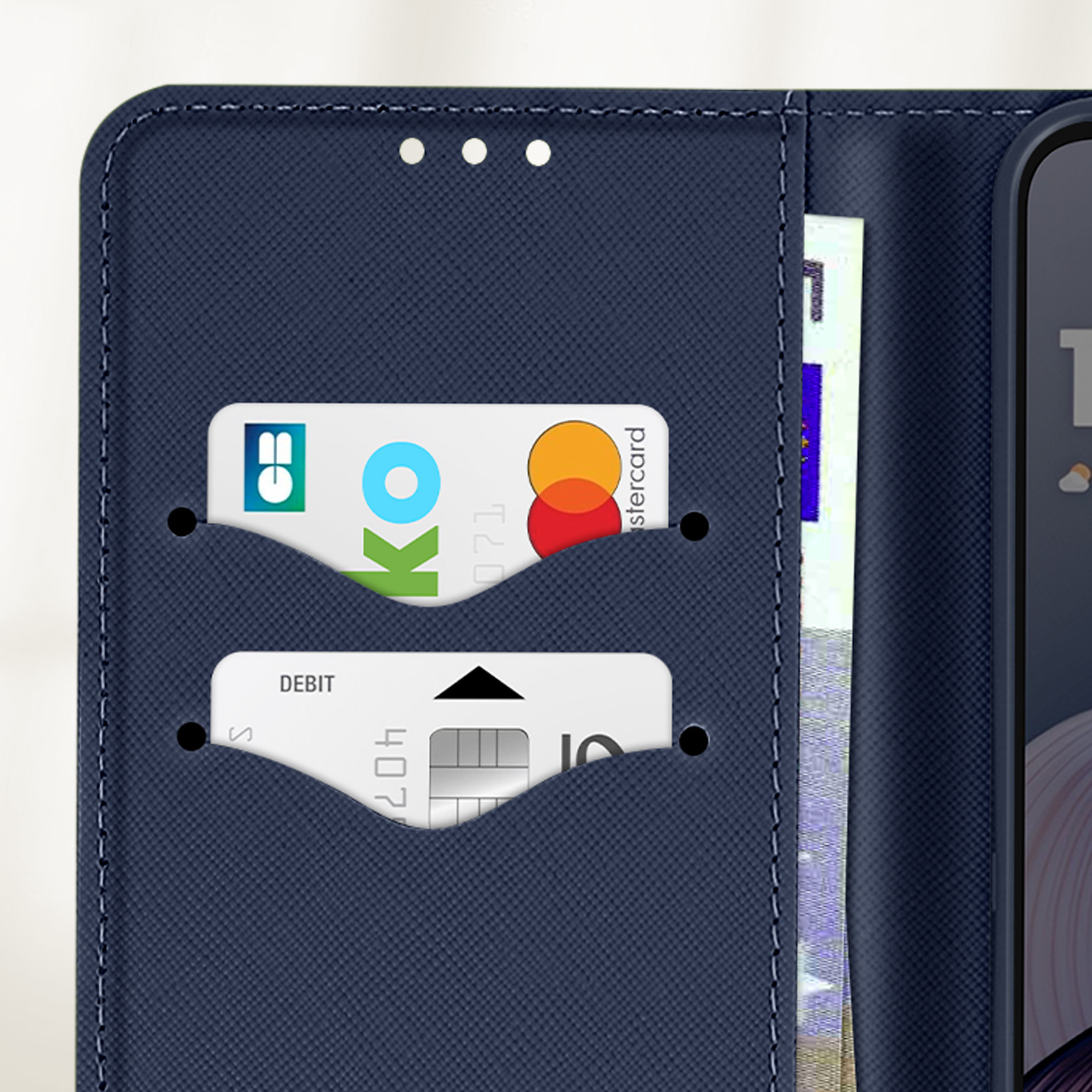 Custodia blu con fessure per carte di credito. Carte di credito e contanti all'interno.