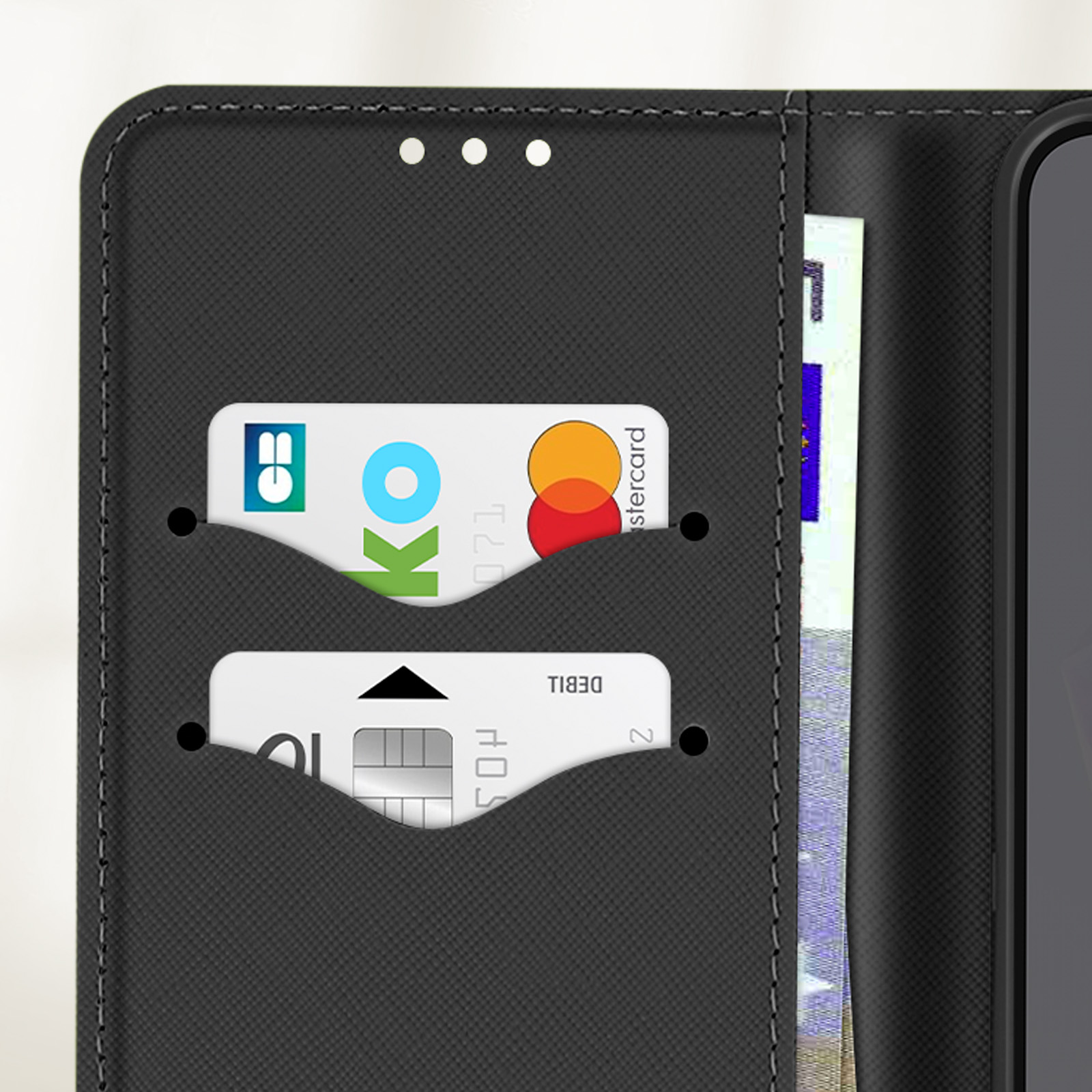Custodia per telefono nera con fessure per carte di credito. Carte visibili. Sfondo semplice.