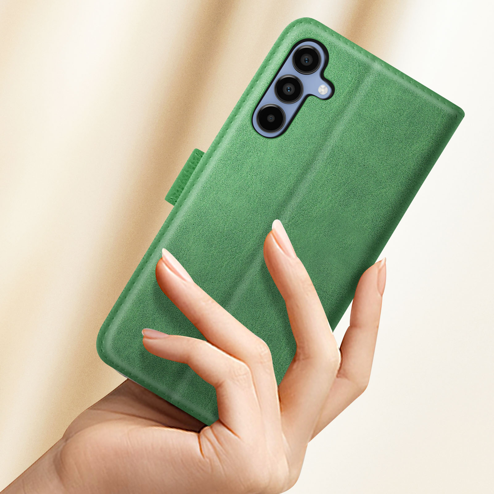 Custodia verde per telefono aperta, tenuta da una mano. Il telefono all'interno è parzialmente visibile.