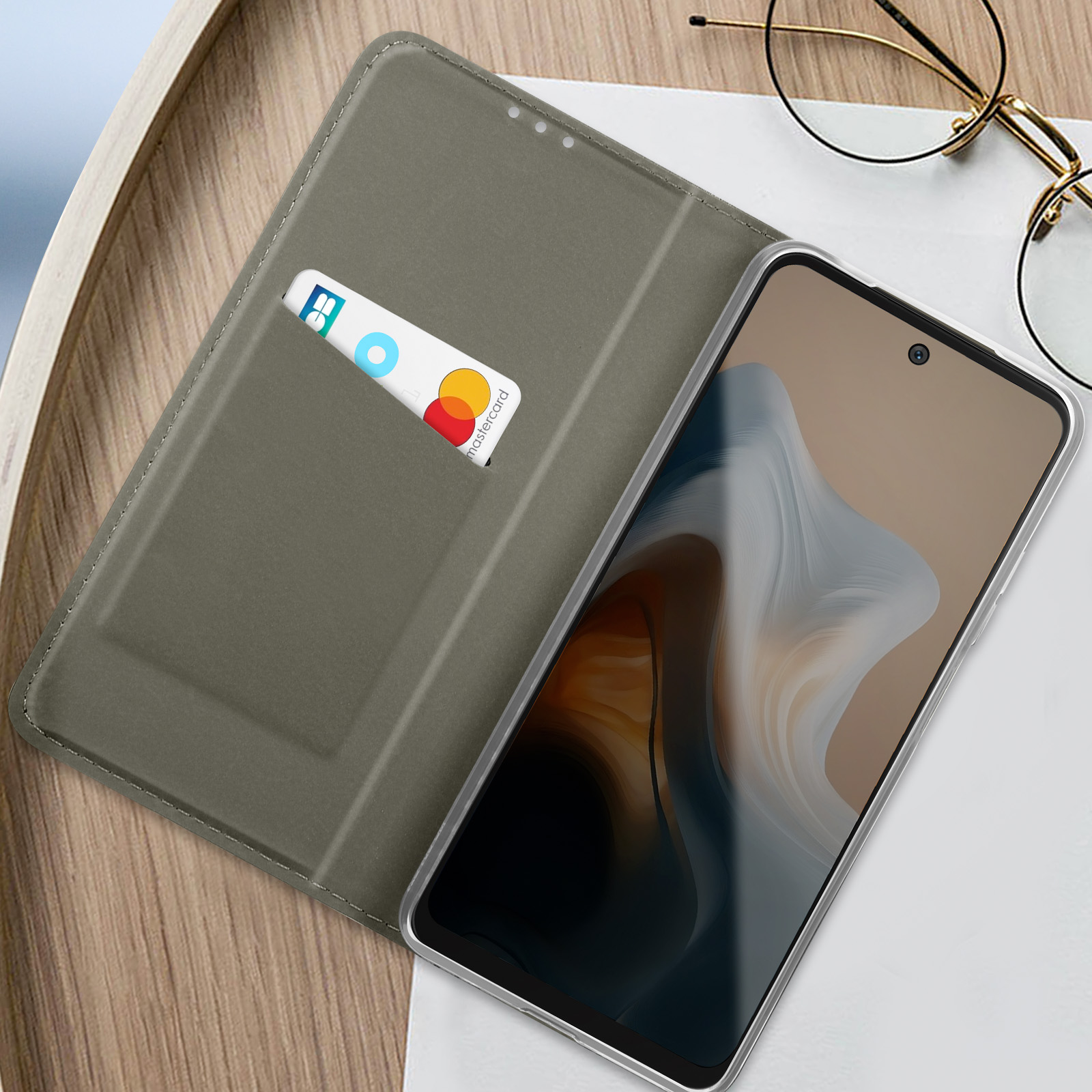 Offene Handyhülle mit Telefon und Karten. Ein Telefon ist rechts, eine Karte ist sichtbar.