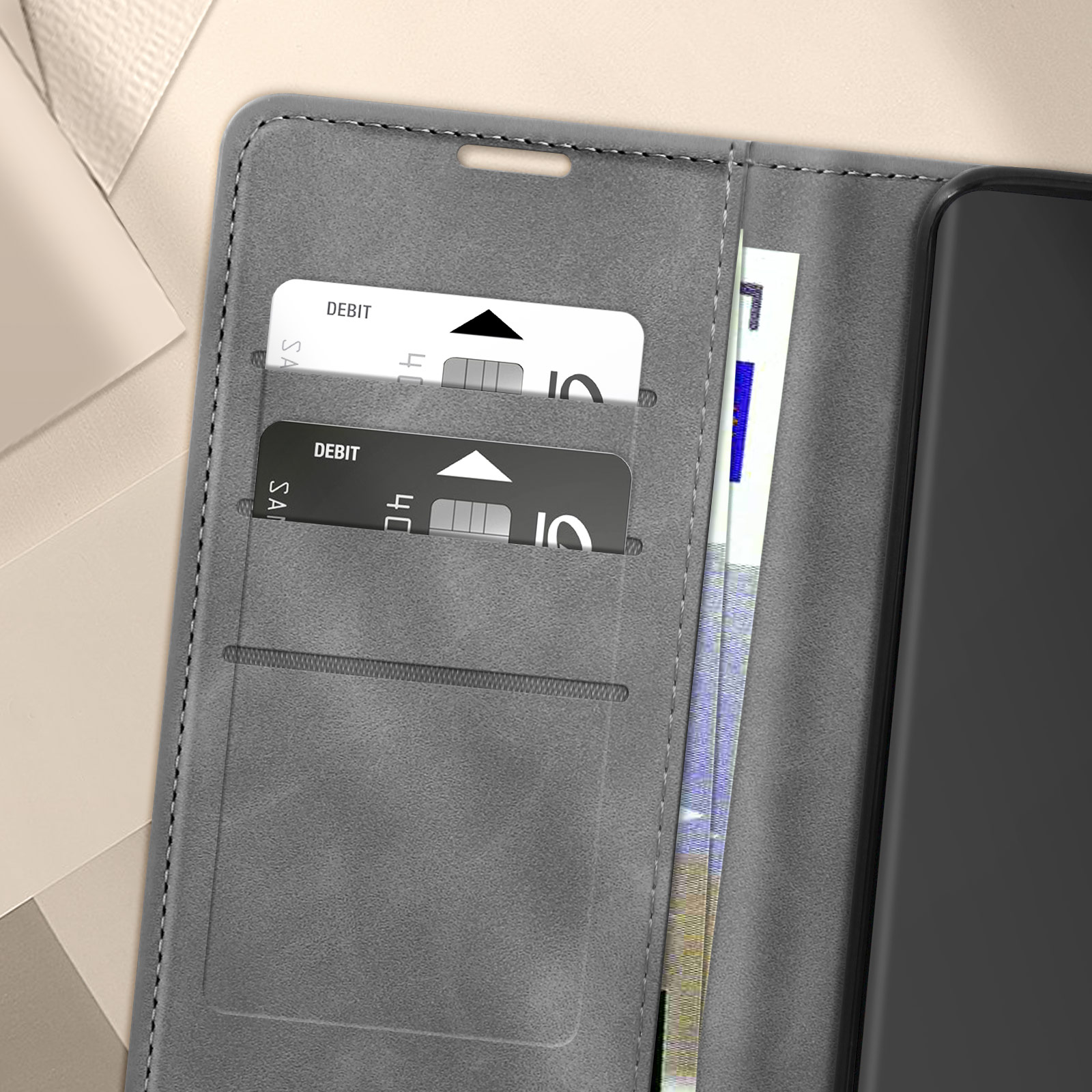 Custodia grigia per telefono aperta, che mostra carte di debito e una banconota da euro all'interno degli slot per carte.
