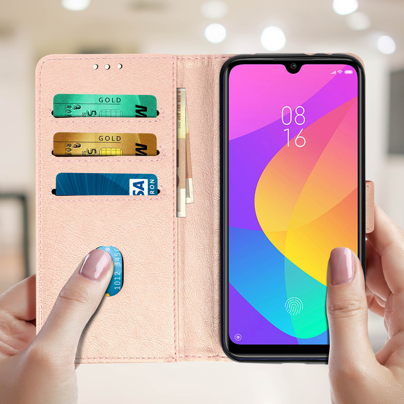 Custodia rosa per telefono con fessure per carte, che tiene in mano un telefono con display colorato e ora 08:16.