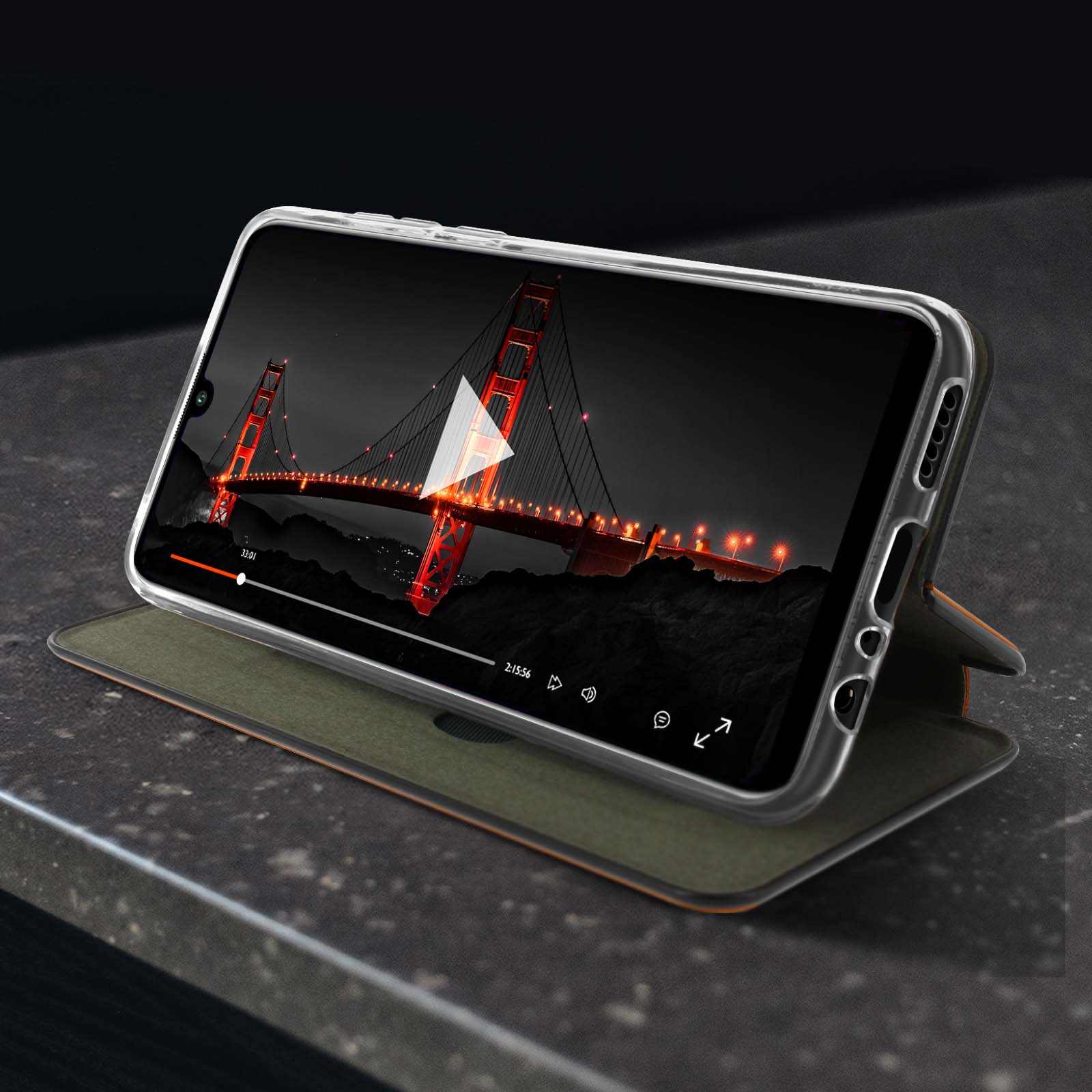 Telefono in una custodia, che mostra un video. La custodia è aperta, appoggiata su una superficie. Il Golden Gate è visibile.