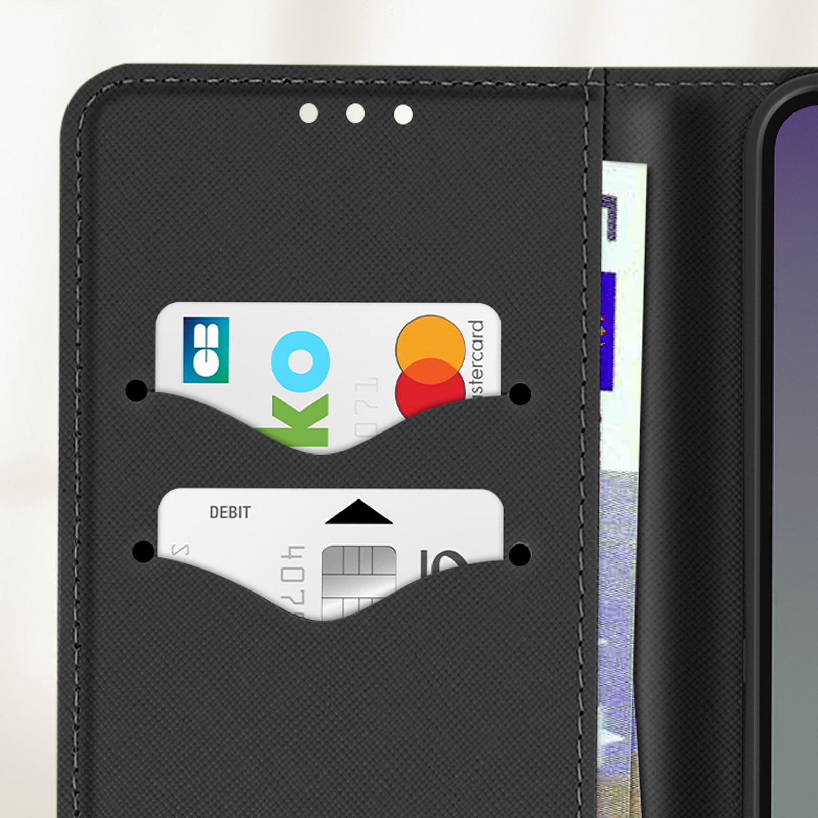 Custodia per telefono nera con scomparti per carte. Due carte sono visibili. Carta di credito e di debito negli slot.