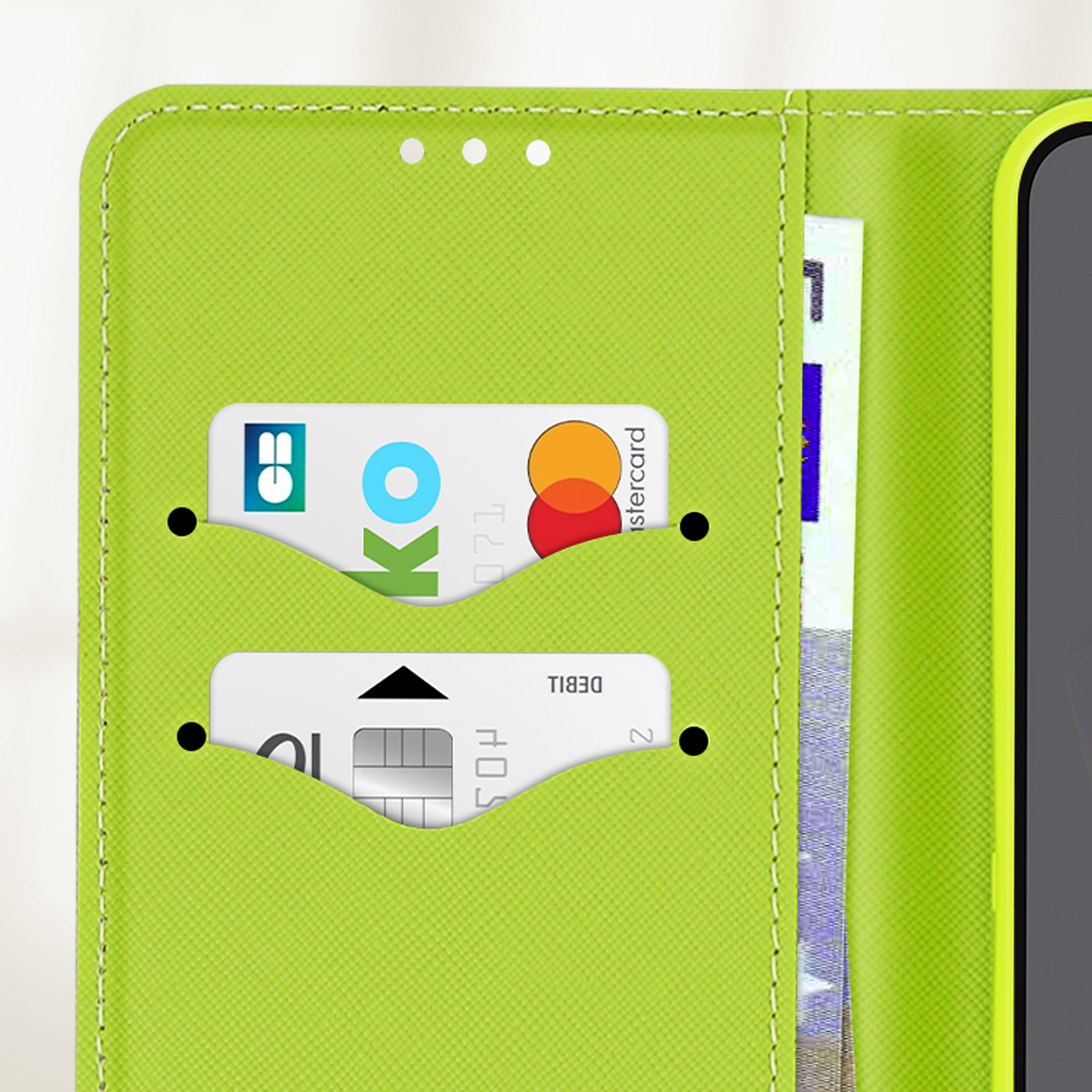 Custodia verde per telefono con fessure per carte e un telefono all'interno, varie carte visibili.
