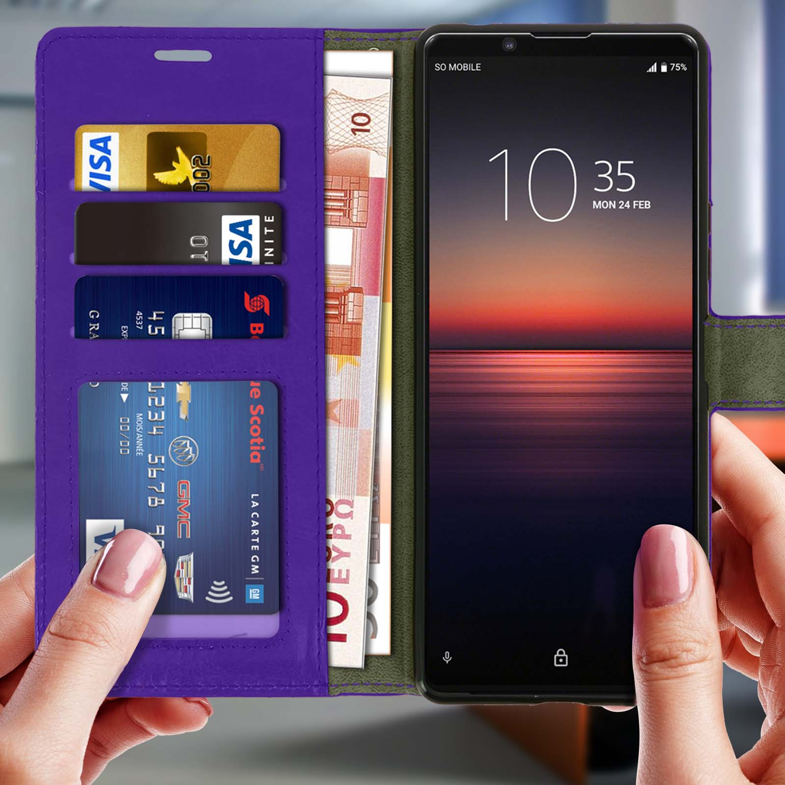 Custodia viola aperta, carte e denaro, con telefono.