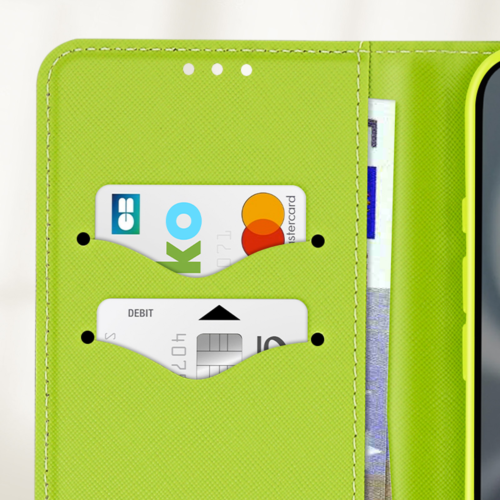 Custodia verde per telefono, aperta con carte. Ha fessure per carte e un design a portafoglio.