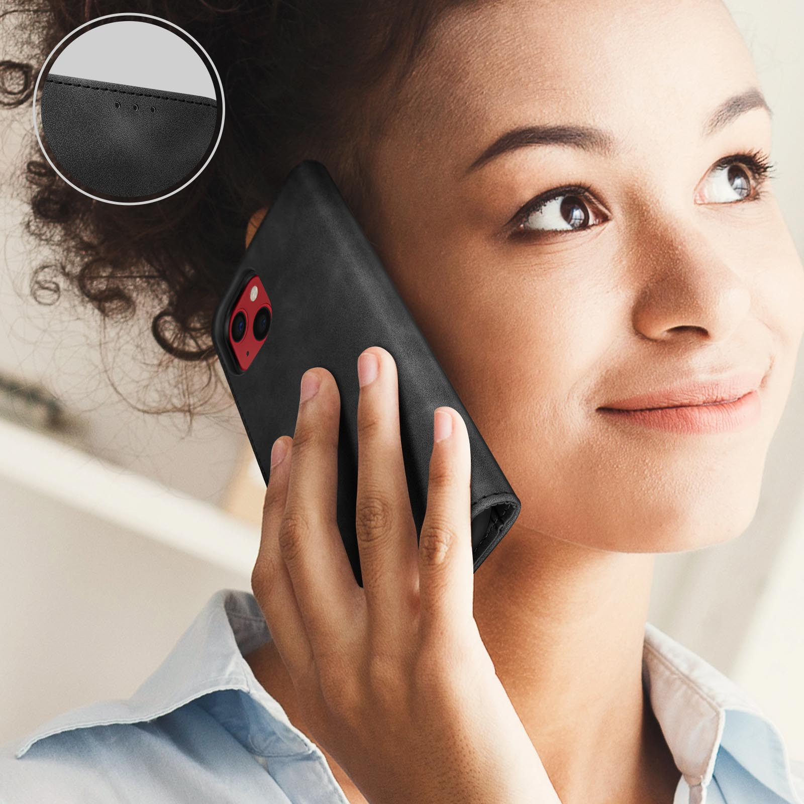 Una donna tiene una custodia nera per telefono all'orecchio. Il telefono ha un obiettivo rosso.