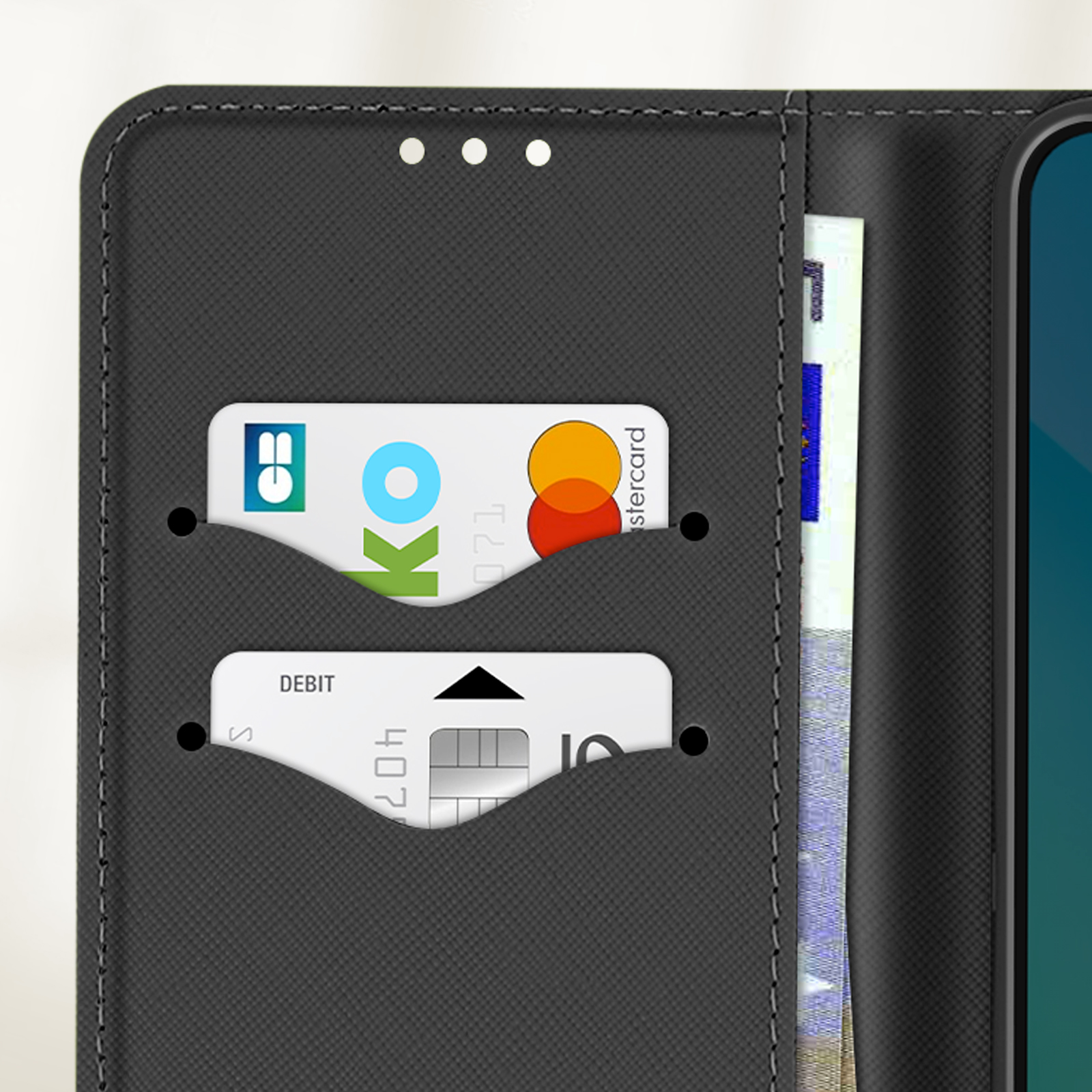 Un primo piano dell'interno di una custodia per telefono con carte di credito negli slot. La custodia è grigio scuro.