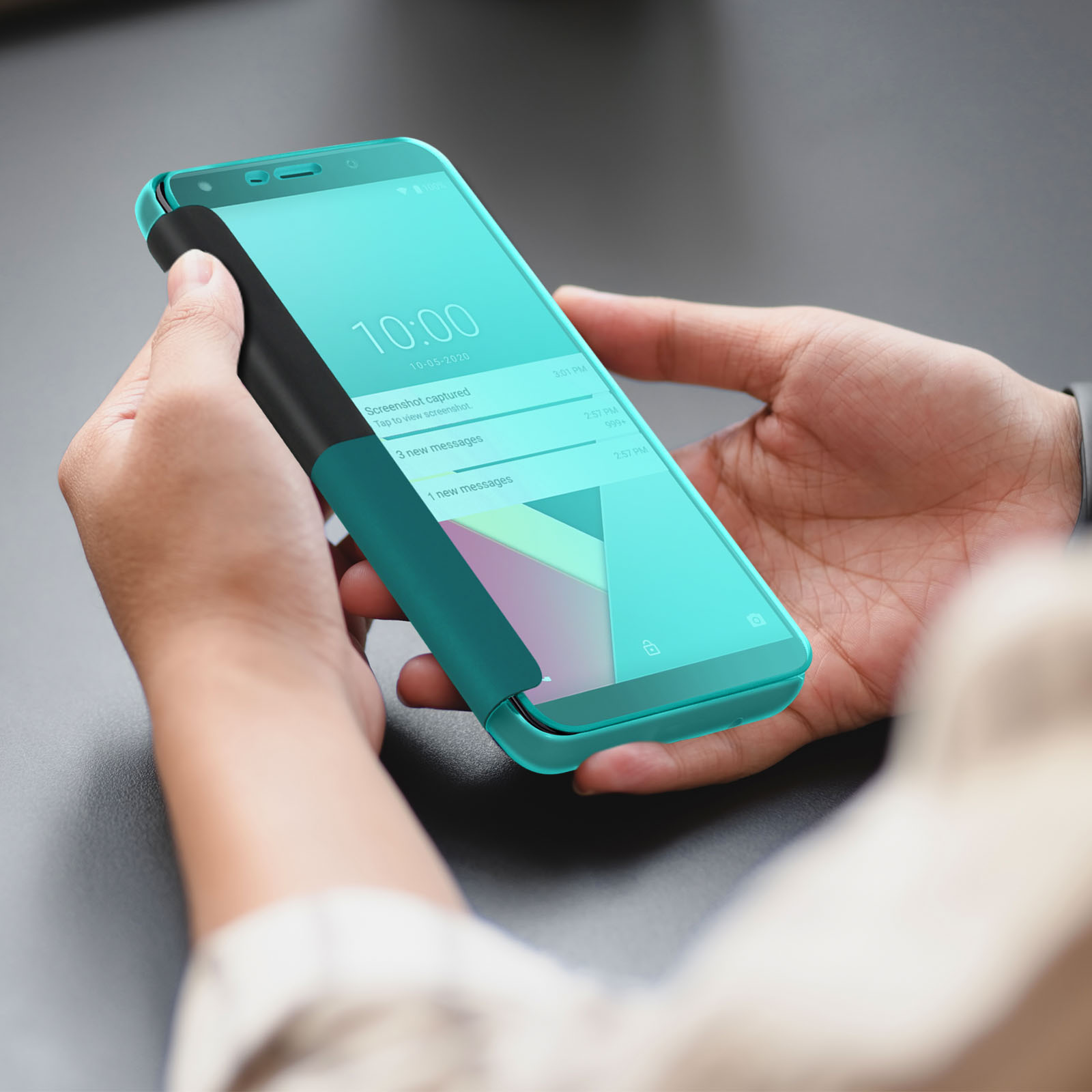 Una persona tiene in mano un telefono turchese con notifiche sullo schermo. Il telefono è in una custodia.