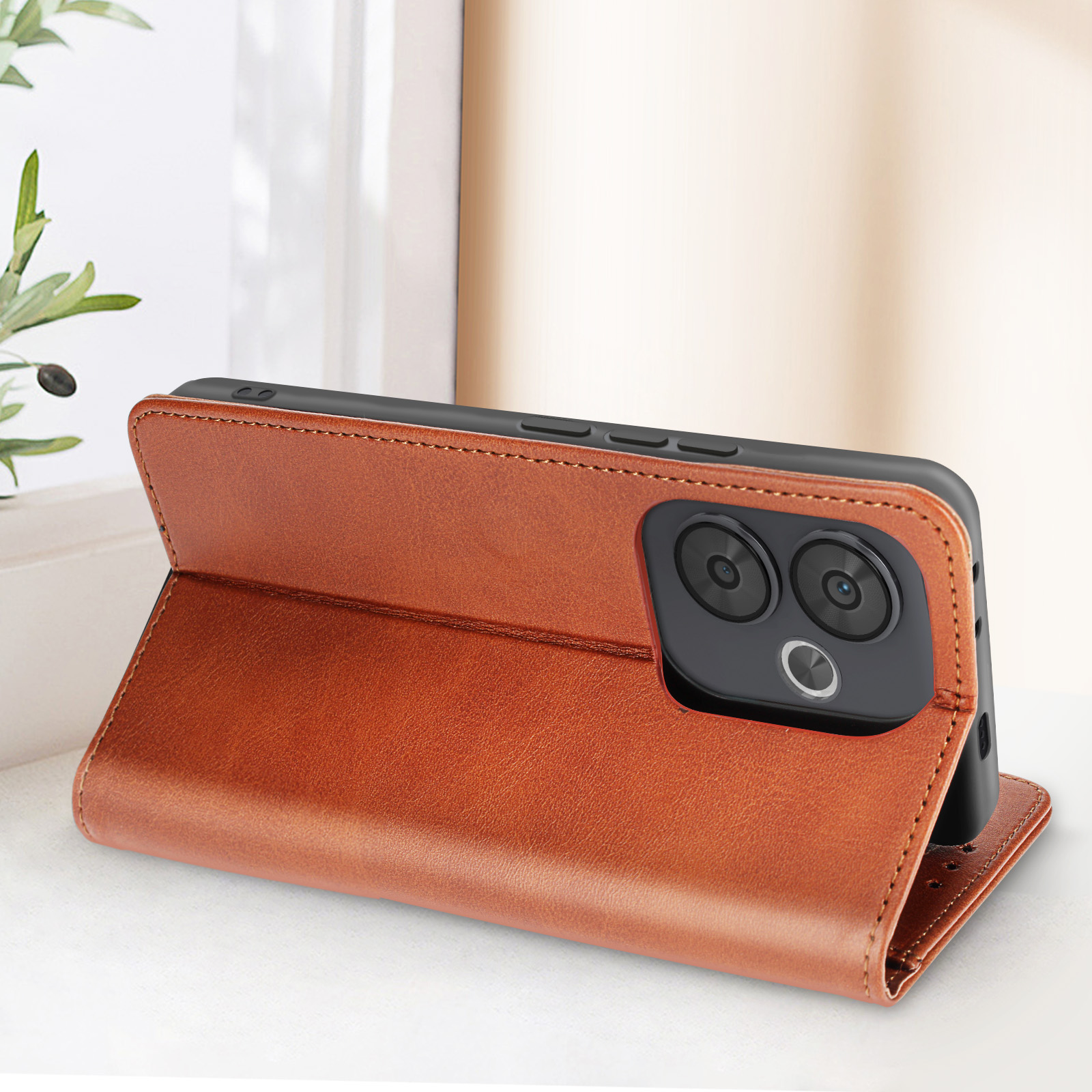 Eine braune Leder-Handyhülle mit dem Telefon auf einer weißen Oberfläche.