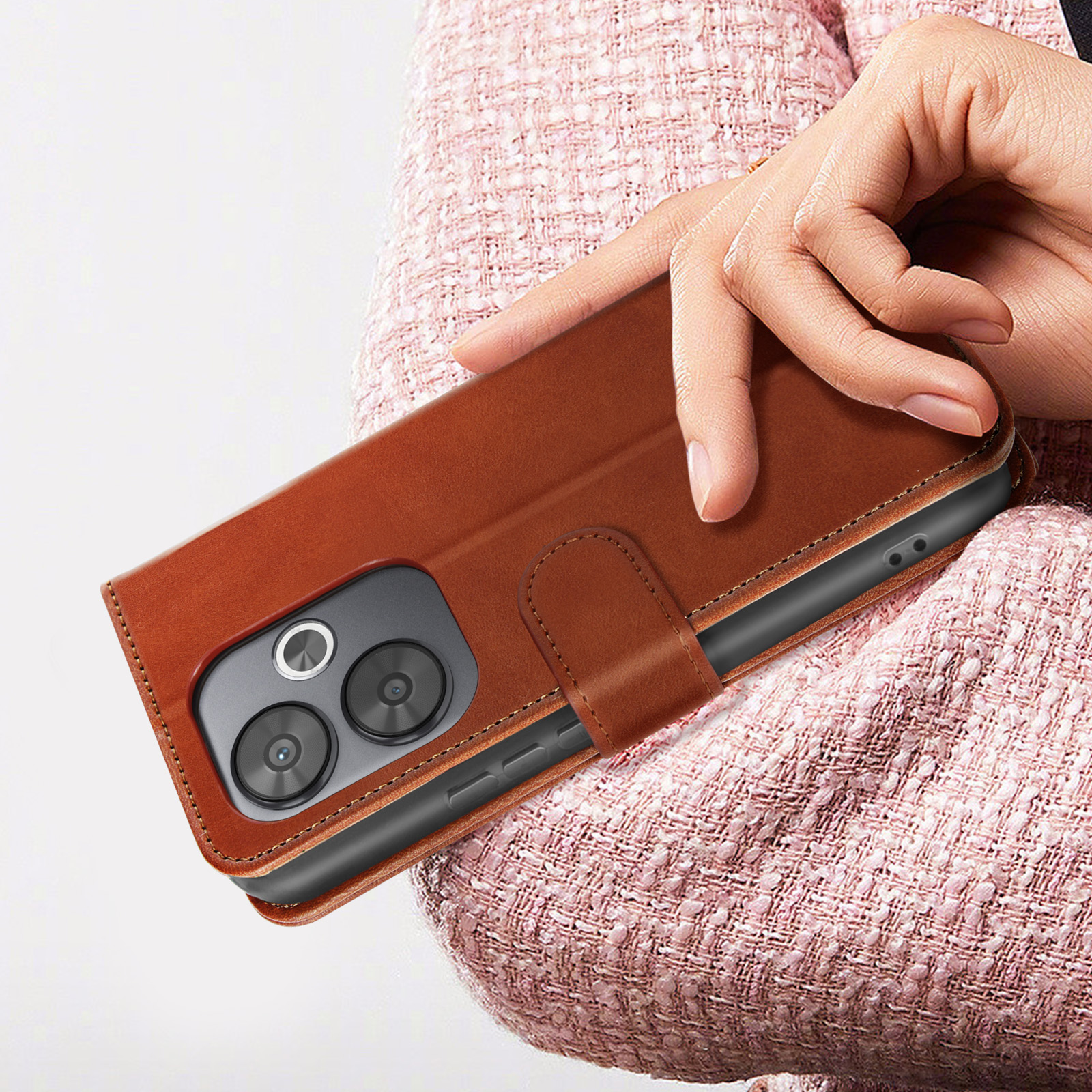 Die Hand einer Person hält eine braune Handyhülle mit einem Telefon darin.