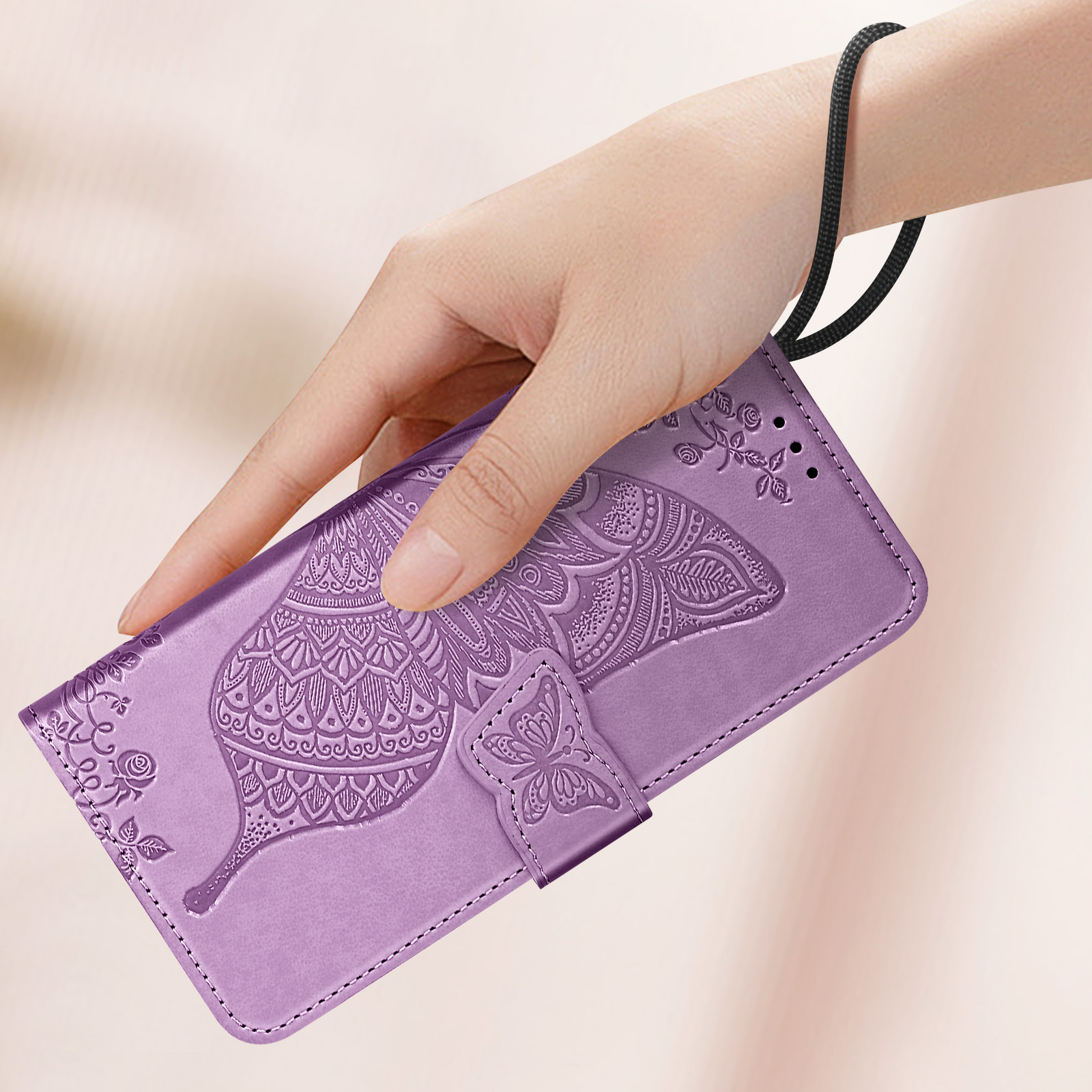 Mano che tiene una custodia viola con design floreale e farfalla in rilievo.