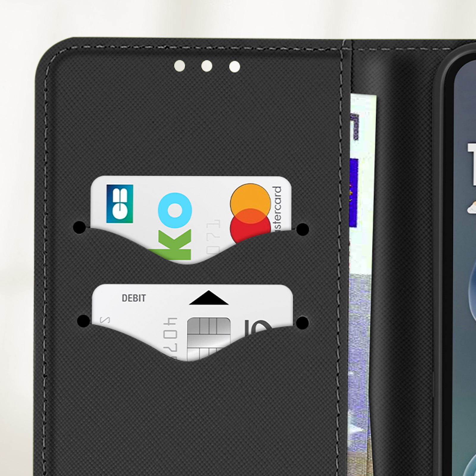 Primo piano di una custodia per telefono con carte di credito all'interno. Le carte sono visibili nelle loro fessure.