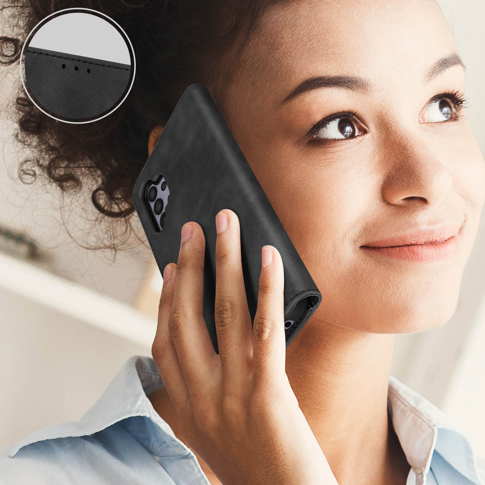 Una donna tiene un telefono nero in una custodia nera. Il telefono è vicino al suo viso.