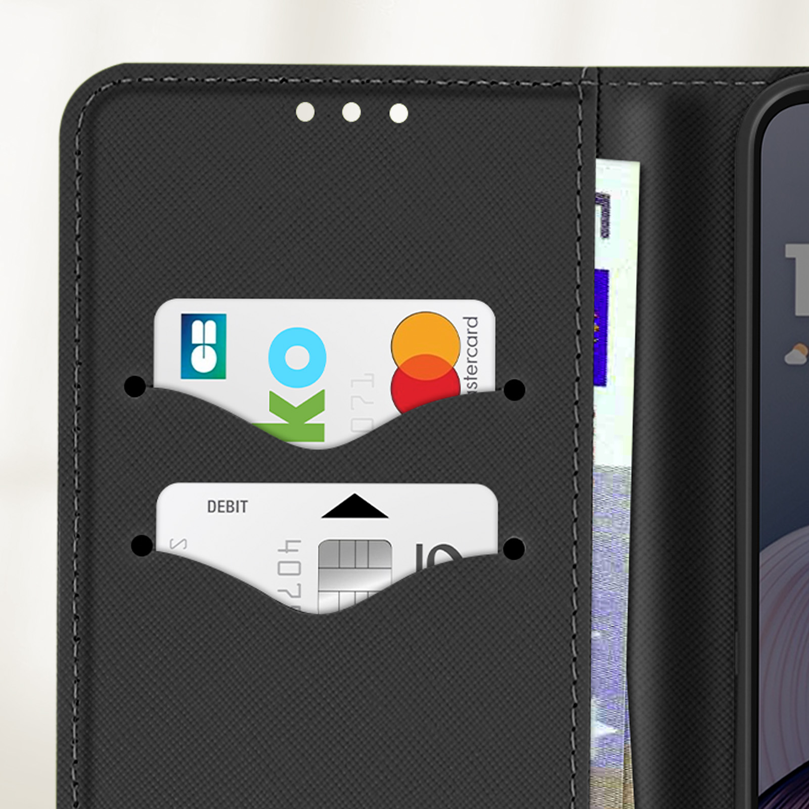 Custodia nera per telefono con fessure per carte. Una ha il logo Mastercard, l'altra dice bancomat.
