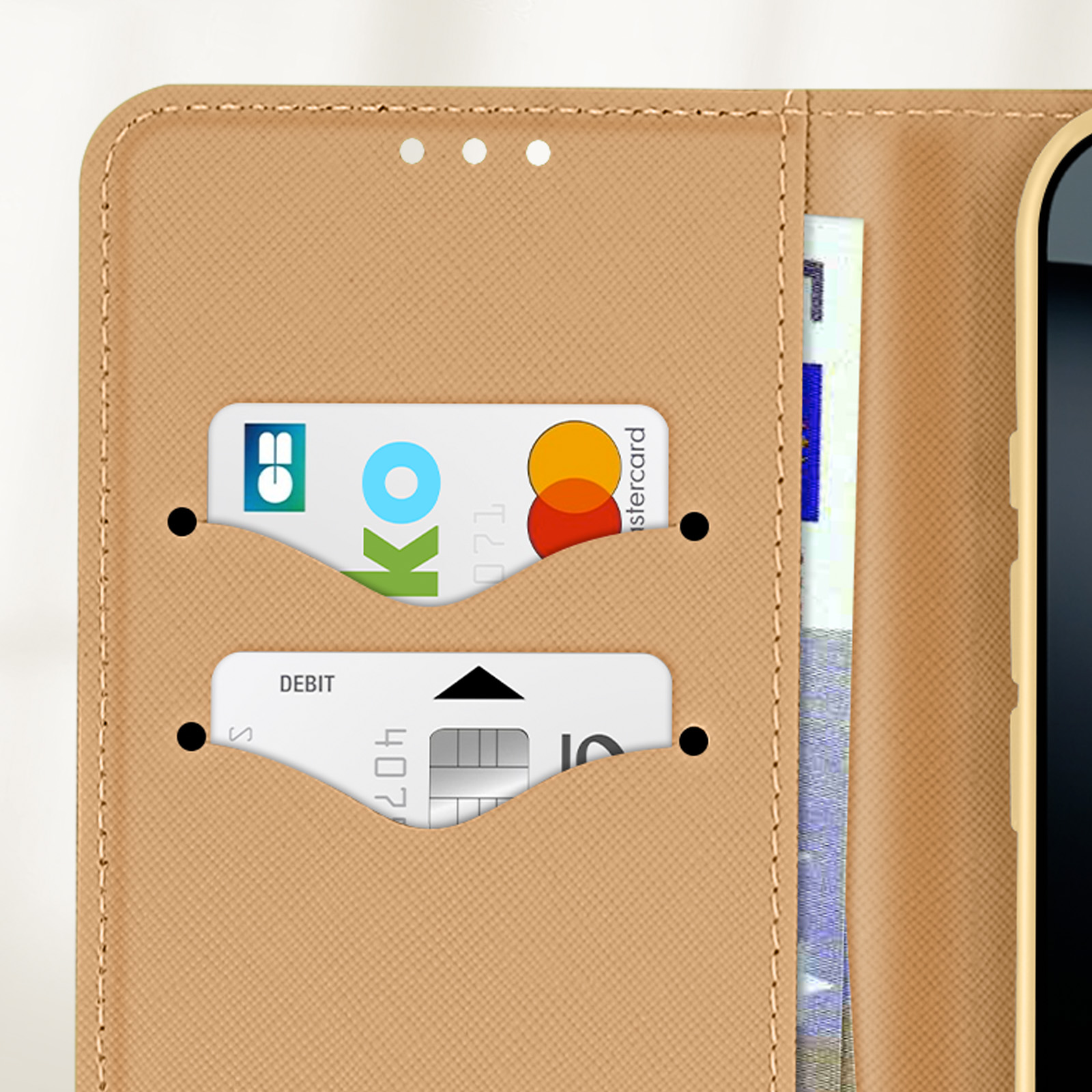 Interno della custodia del telefono con fessure per carte e un telefono.