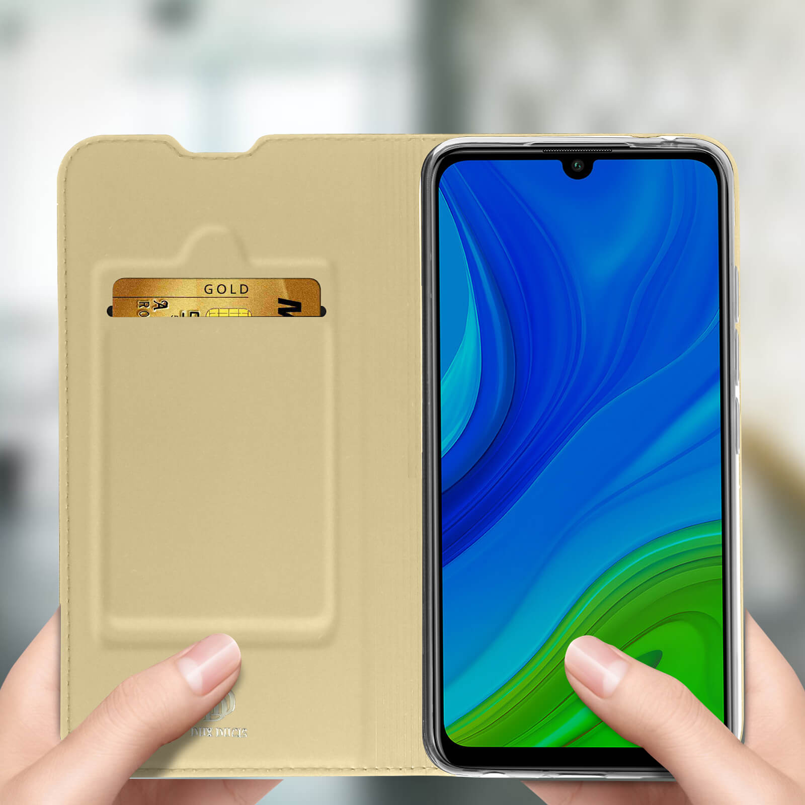 Una custodia per telefono aperta, con fessura per carta di credito e telefono con schermo blu e verde.
