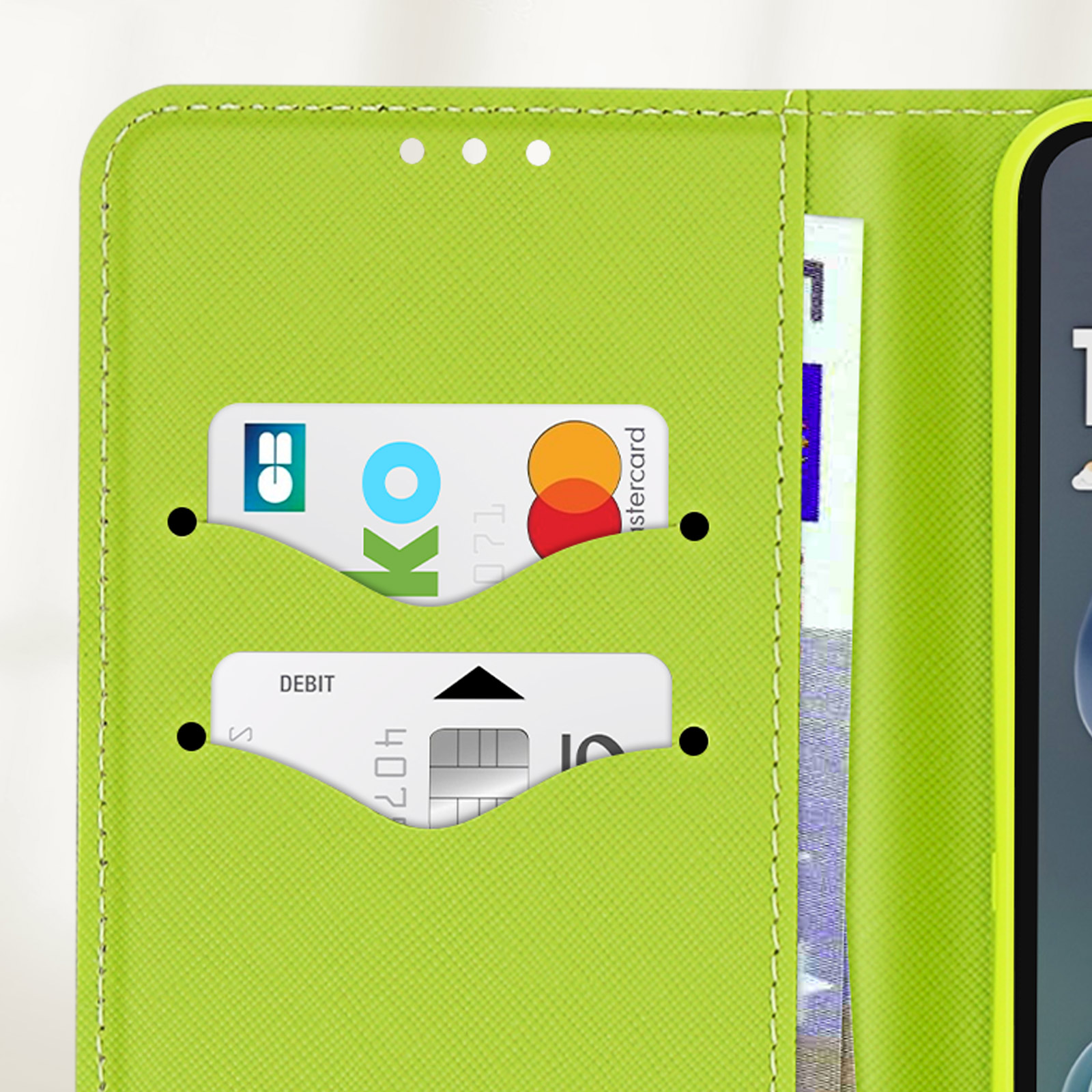 Custodia per telefono verde aperta con carte e denaro all'interno. Sfondo bianco.