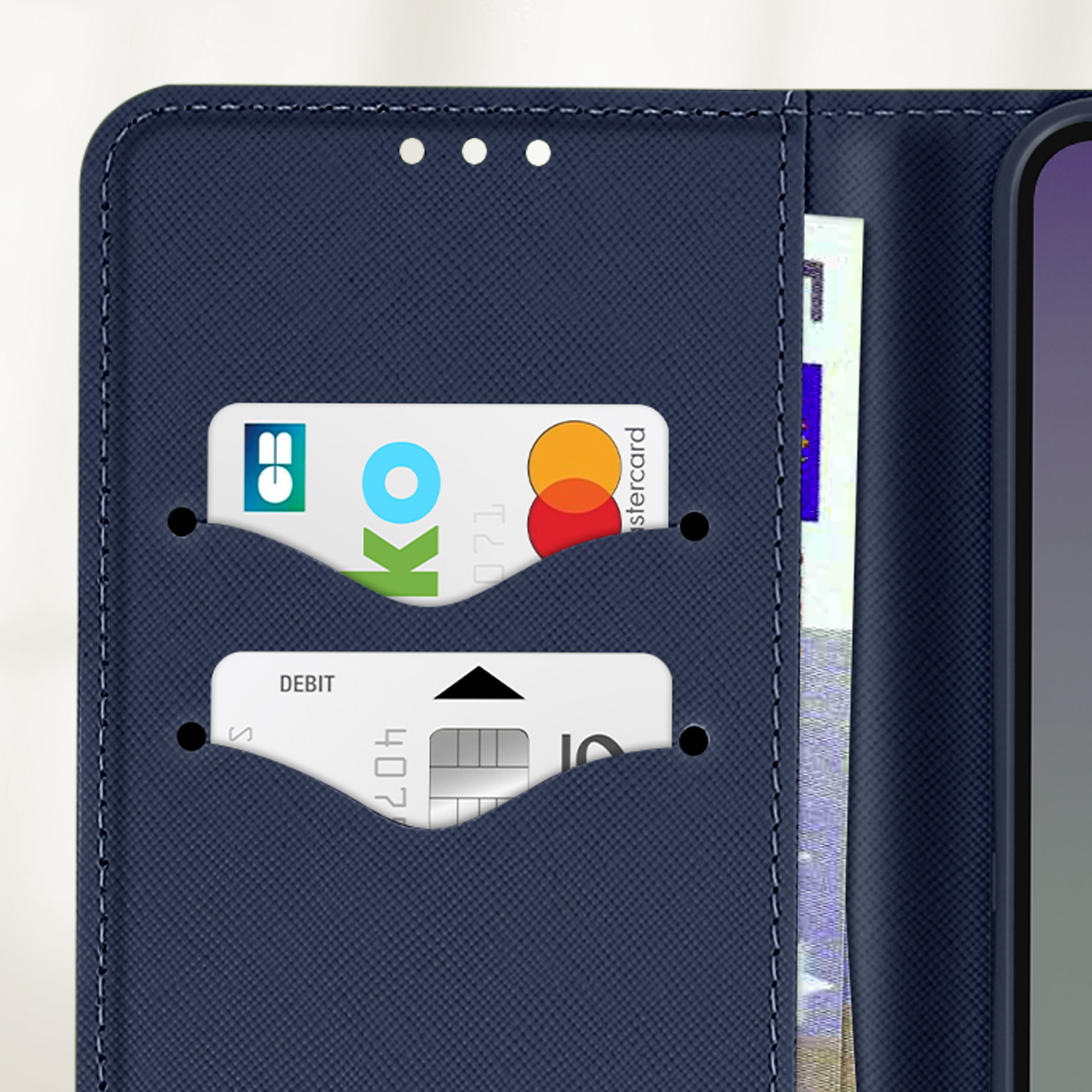 Custodia blu navy per telefono, aperta. Mostra carte e contanti. Chiusura magnetica.