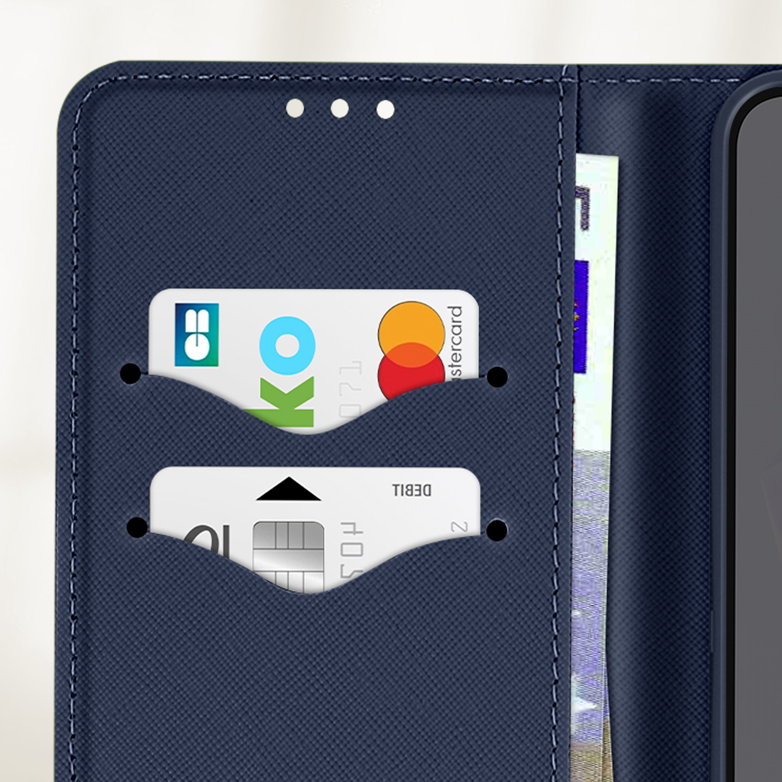 Custodia per telefono blu navy aperta, con carte di credito e denaro all'interno.