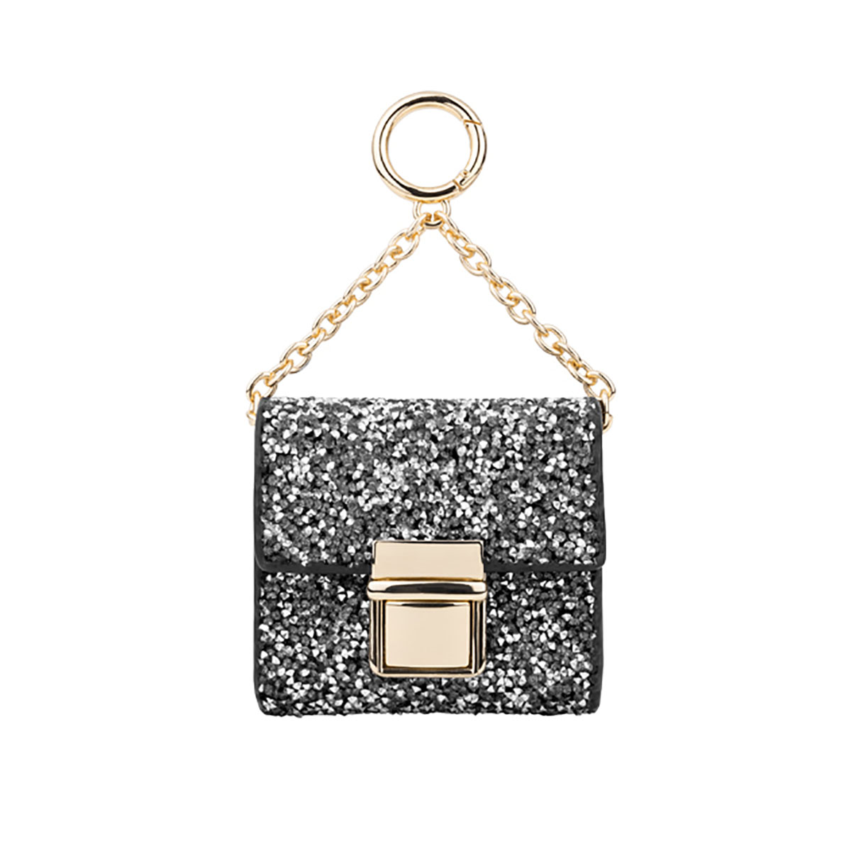 Pequeño bolso negro brillante con cadena y cierre dorados. Está colgado.