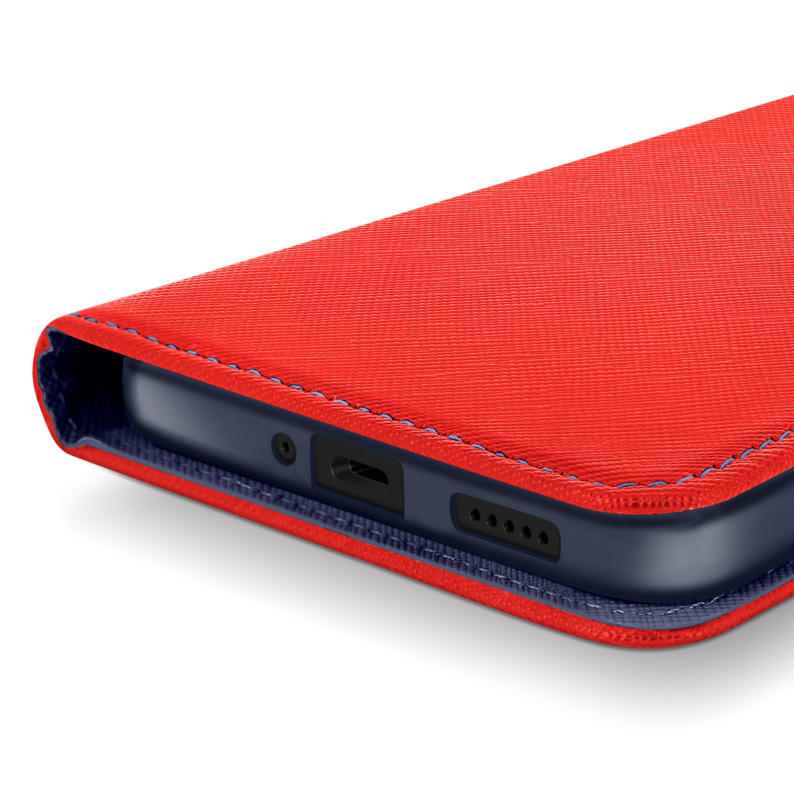 Custodia per telefono con esterno rosso, fodera blu e ritagli per la porta di ricarica. Cuciture blu sono visibili.