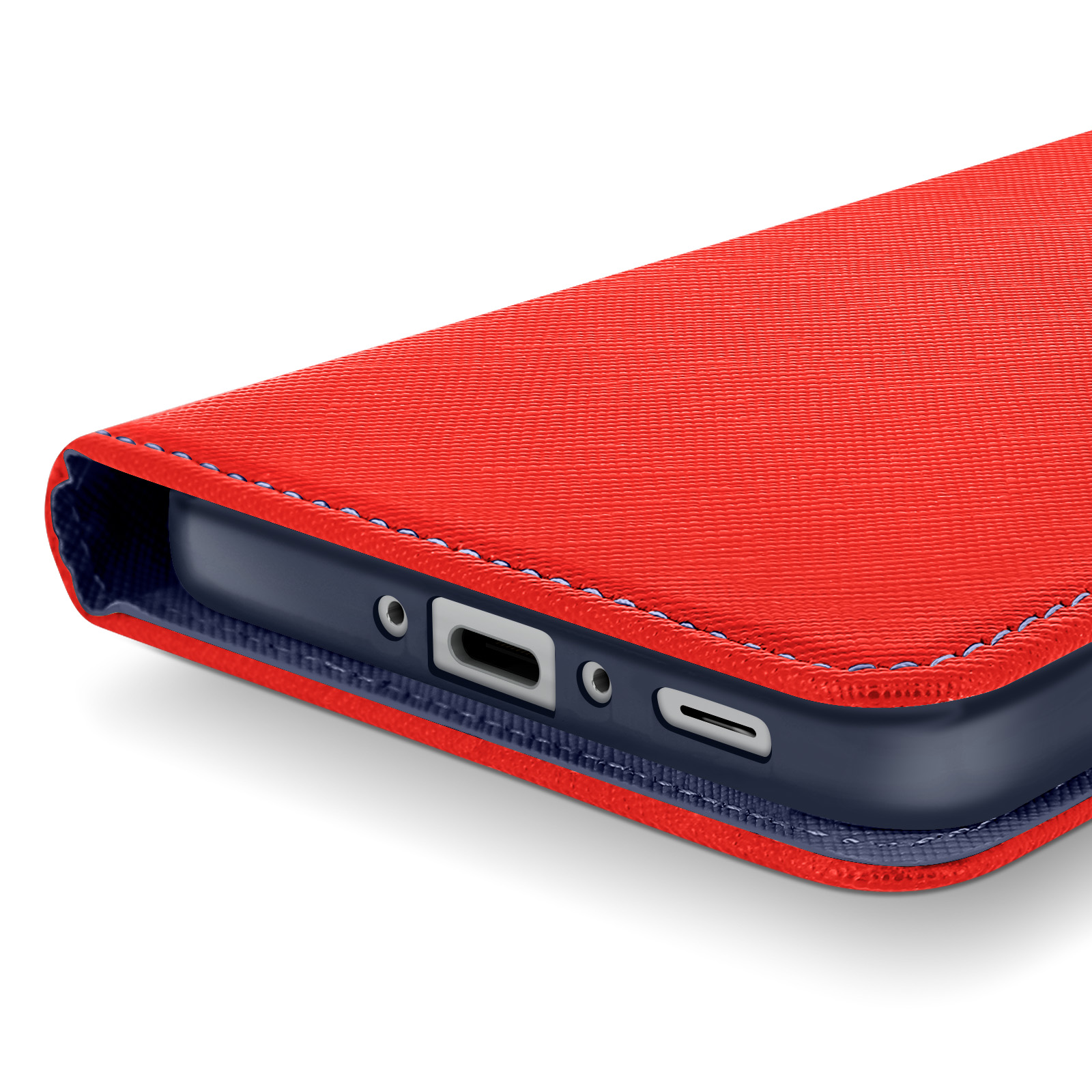 Primo piano di una custodia per telefono rossa con cuciture blu e interno nero.