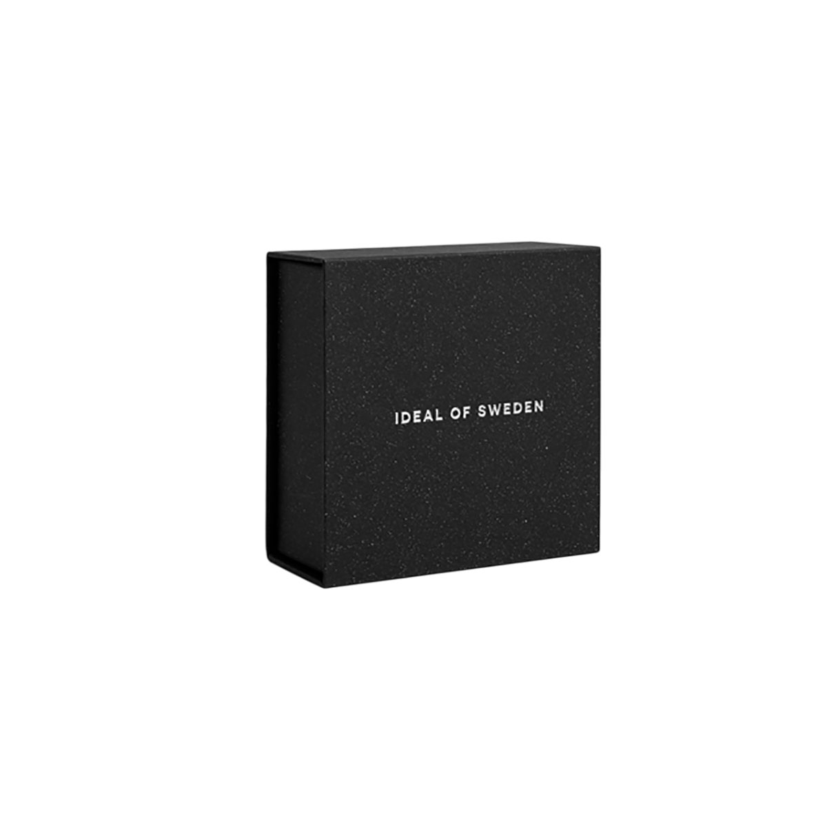 Caja negra con las palabras IDEAL OF SWEDEN escritas en texto blanco.