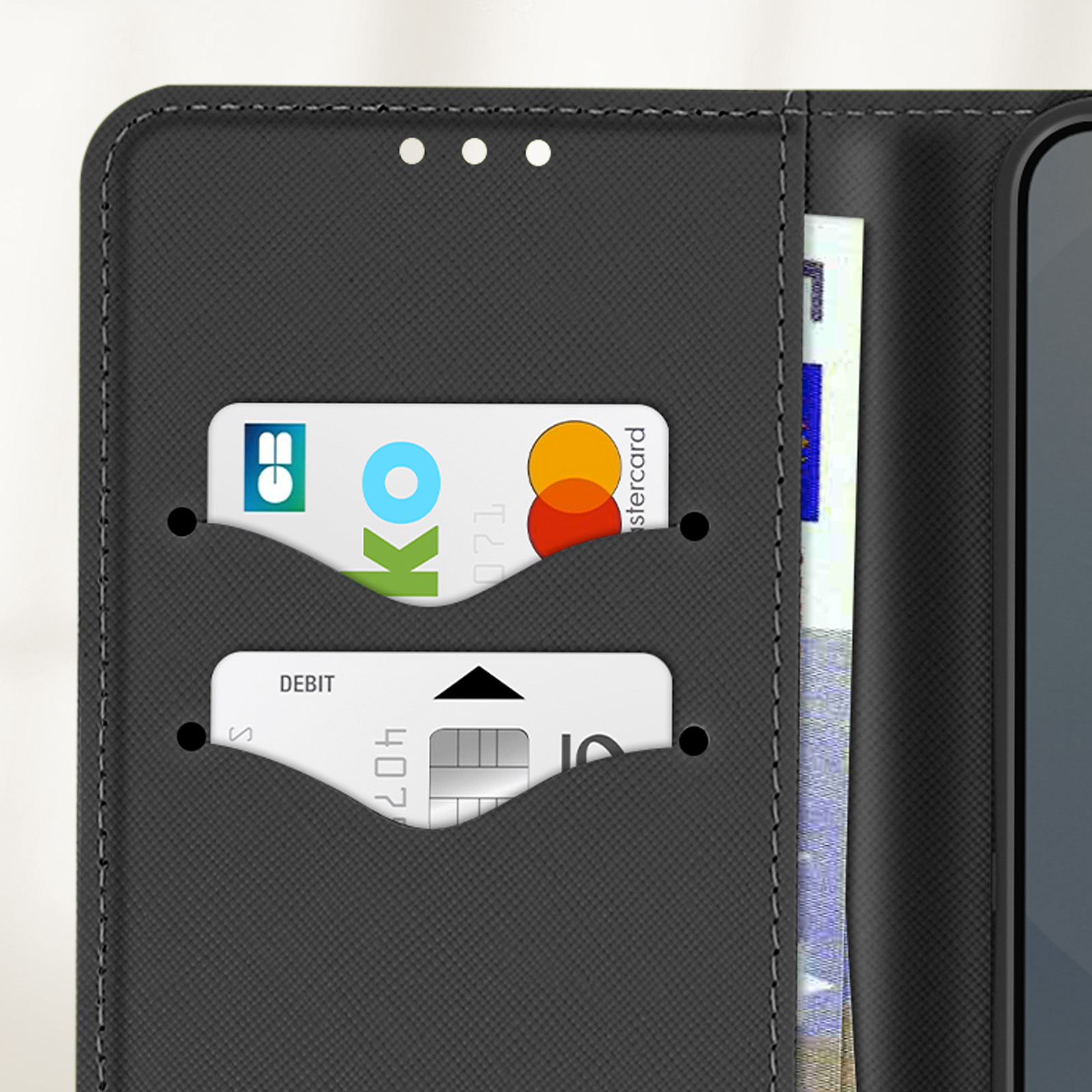 Un interno di una custodia per telefono con fessure per carte. Ci sono due carte e una banconota all'interno.