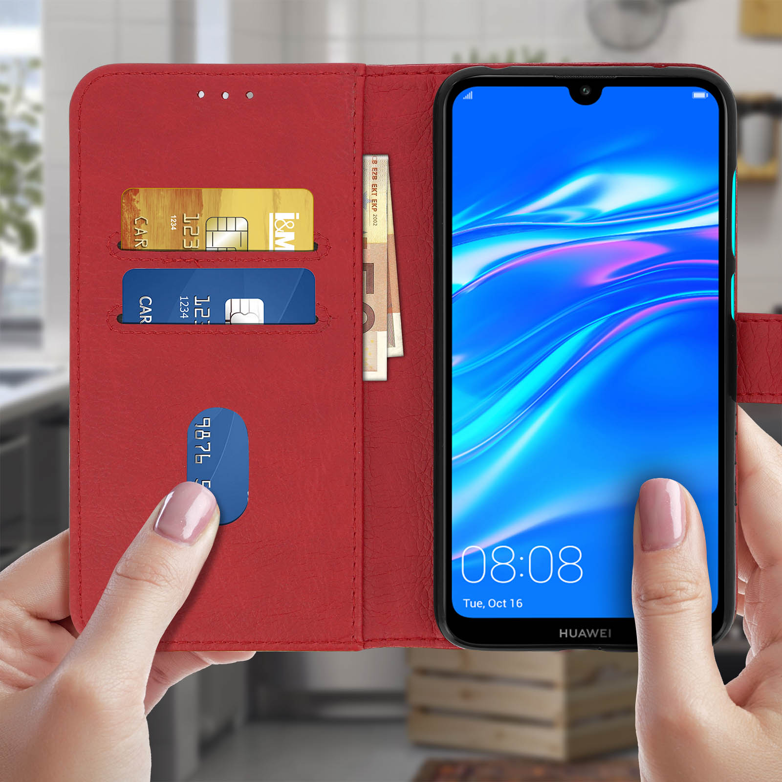 Telefono in custodia rossa, mostra schermo e carte. Mani tengono il telefono.