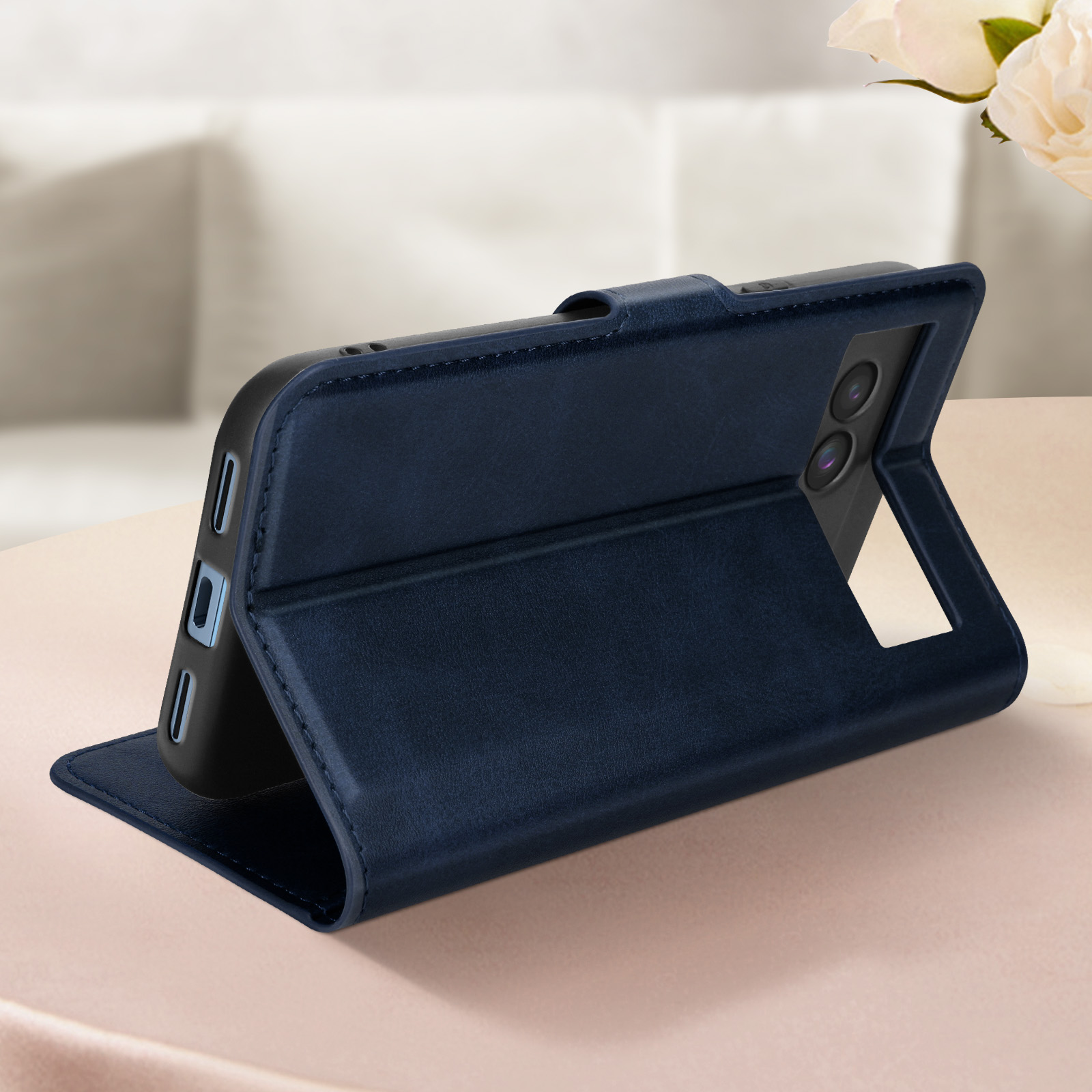 Custodia blu per telefono con il telefono in posizione di supporto su un tavolo.